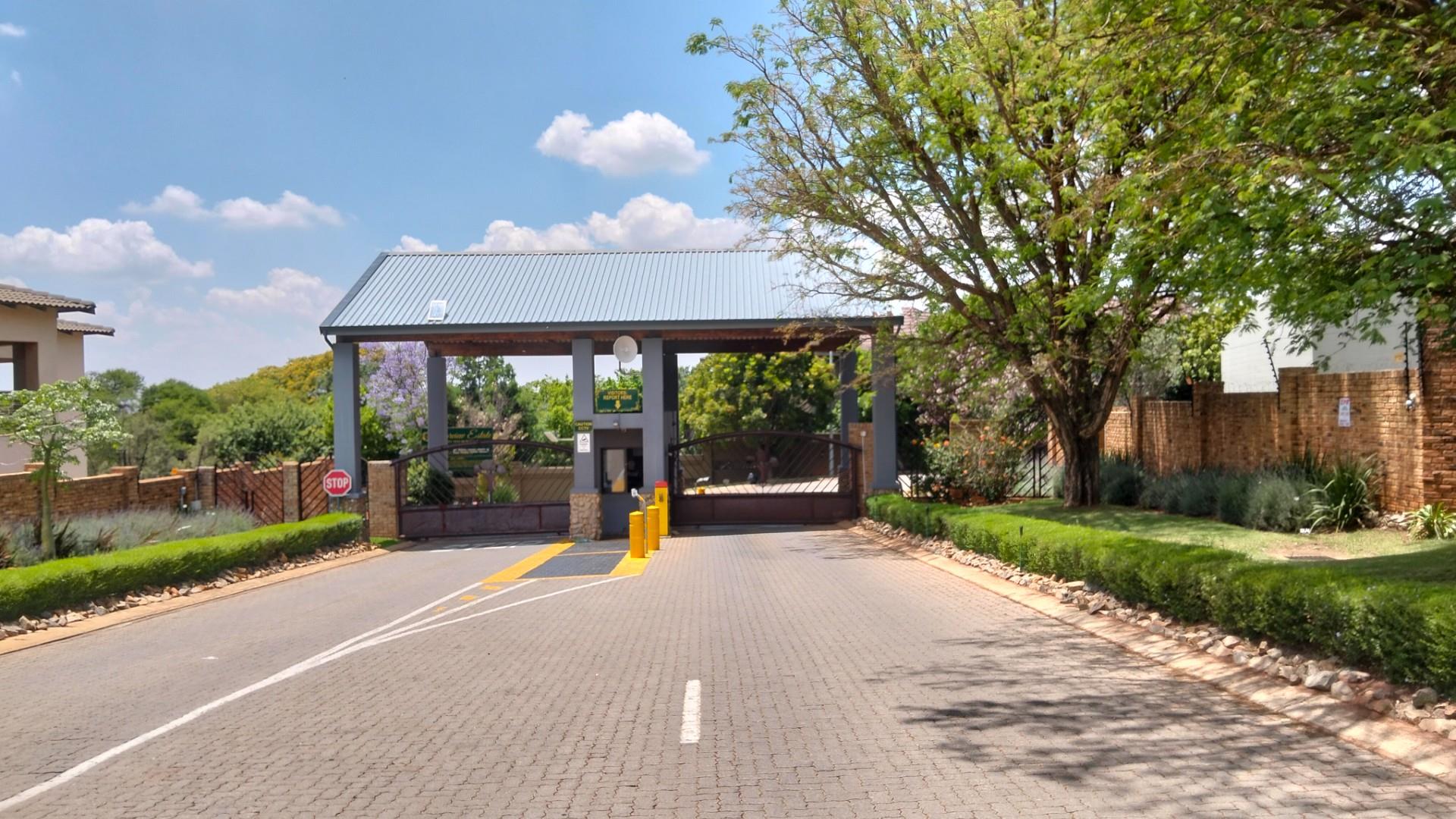 Clearview Estate 4 Beds, 2 Ensuites 1 Family bath + 2 Flatlets Pool, Solar 24Kva Dbl Garage 1536sqm