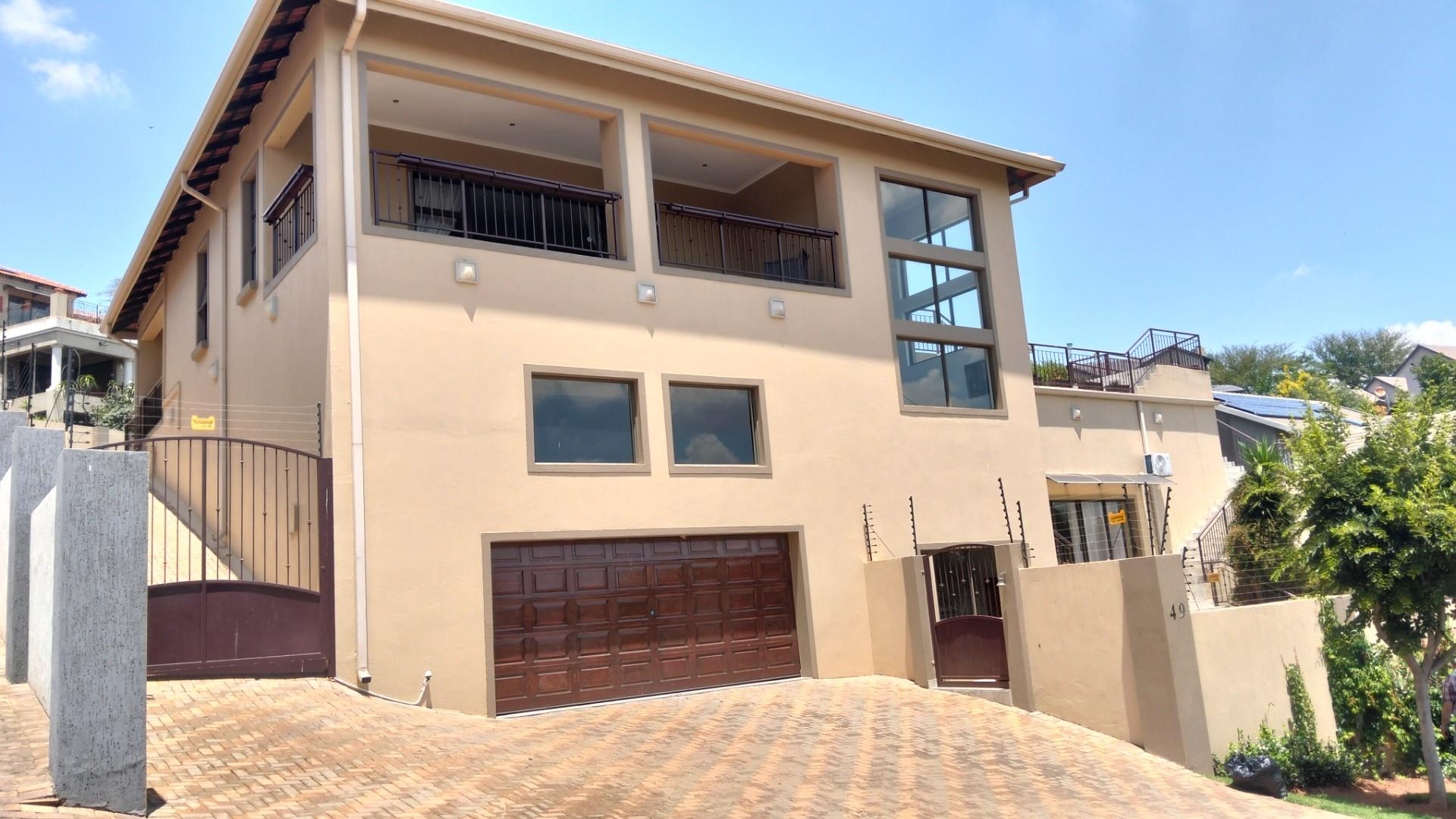 Clearview Estate 4 Beds, 2 Ensuites 1 Family bath + 2 Flatlets Pool, Solar 24Kva Dbl Garage 1536sqm