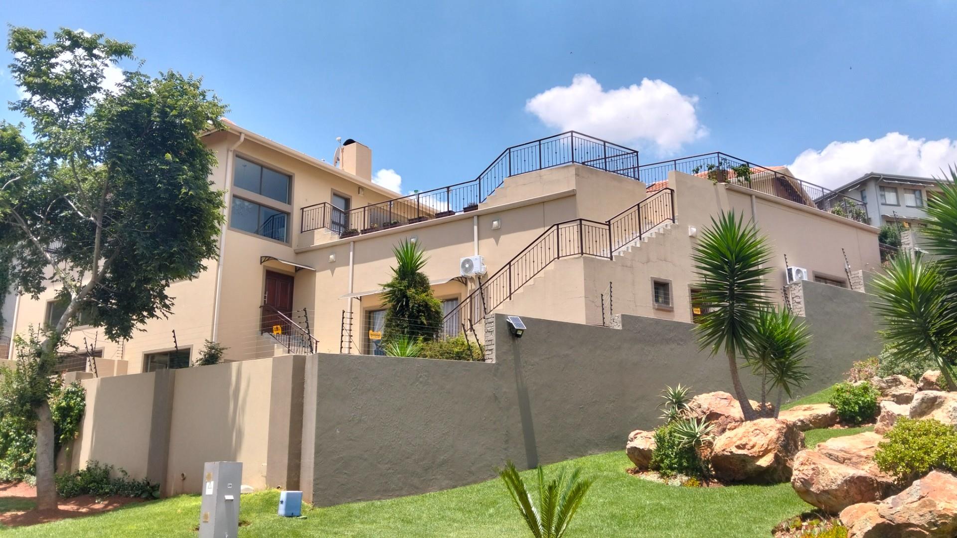 Clearview Estate 4 Beds, 2 Ensuites 1 Family bath + 2 Flatlets Pool, Solar 24Kva Dbl Garage 1536sqm