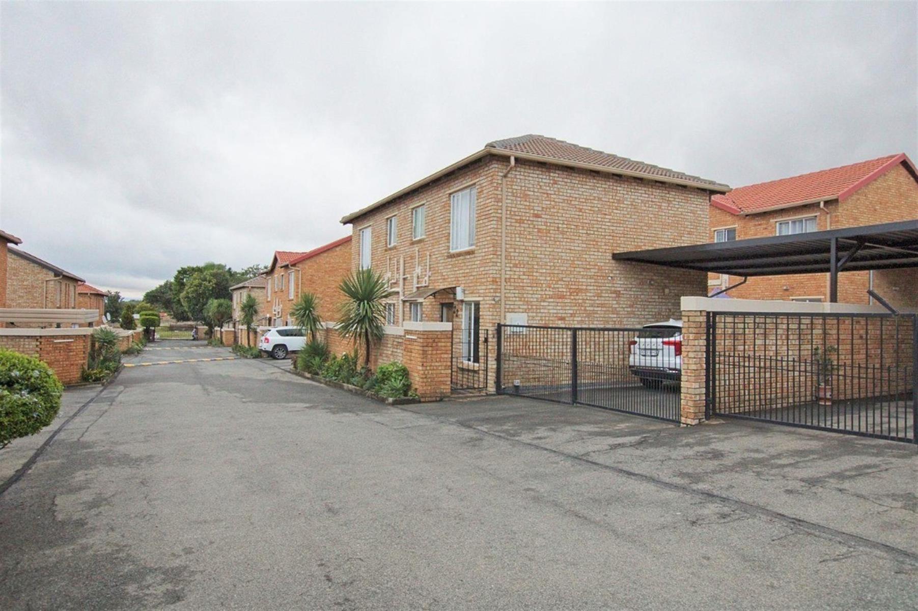 Townhouse for sale in Strubensvallei, Roodepoort
