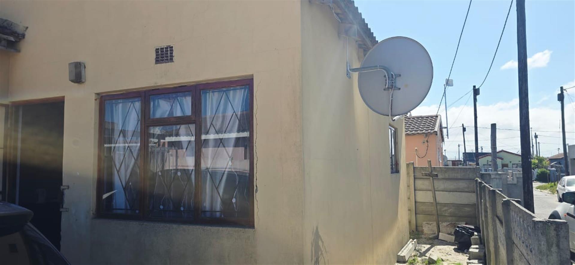 House For Sale in Ikwezi Park Khayelitsha