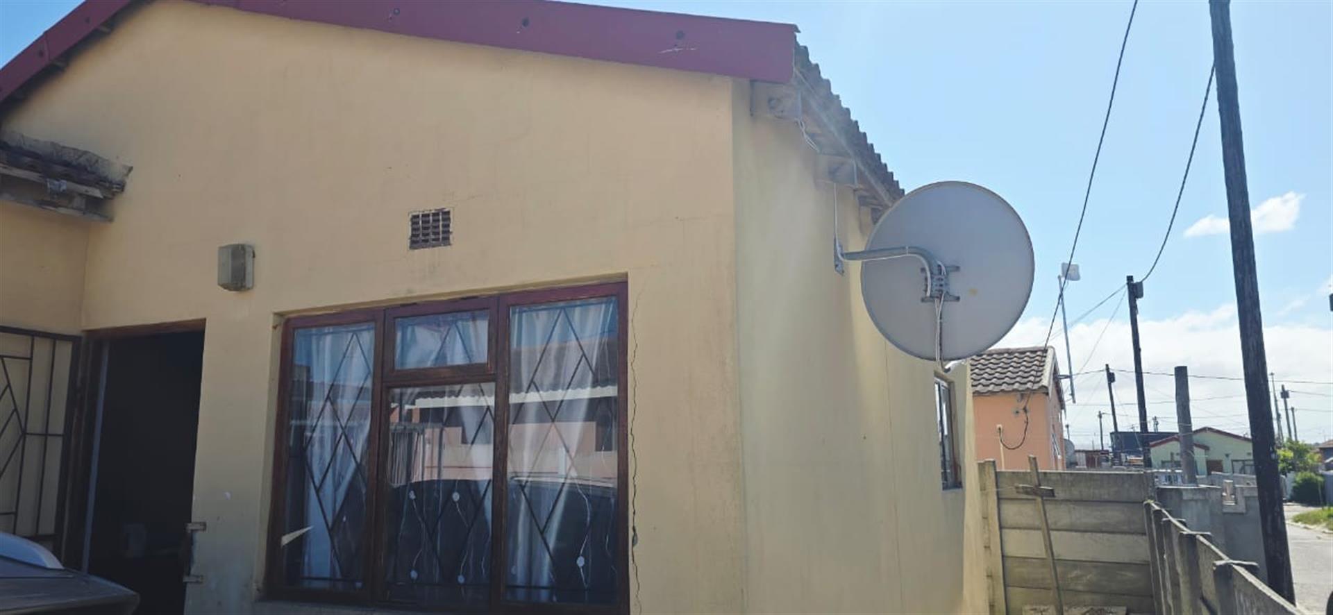 House For Sale in Ikwezi Park Khayelitsha
