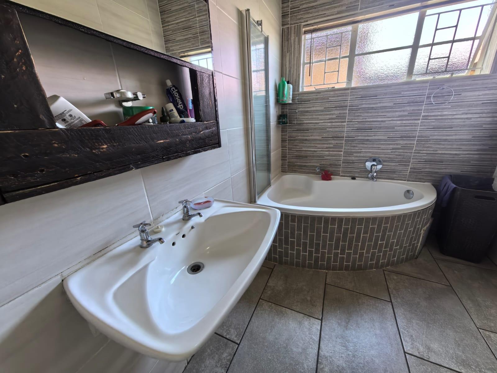 3 Bedroom, 2 Bathroom Home For Sale in Riviera
