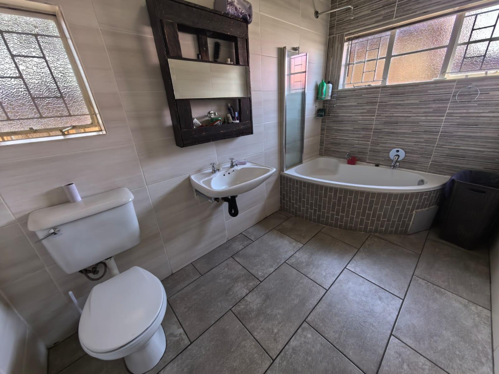 3 Bedroom, 2 Bathroom Home For Sale in Riviera