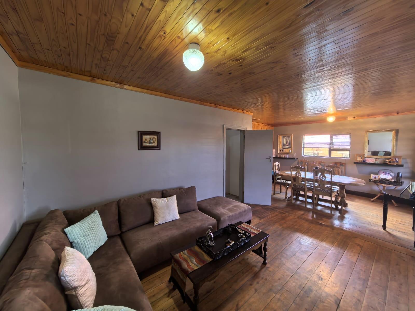 3 Bedroom, 2 Bathroom Home For Sale in Riviera