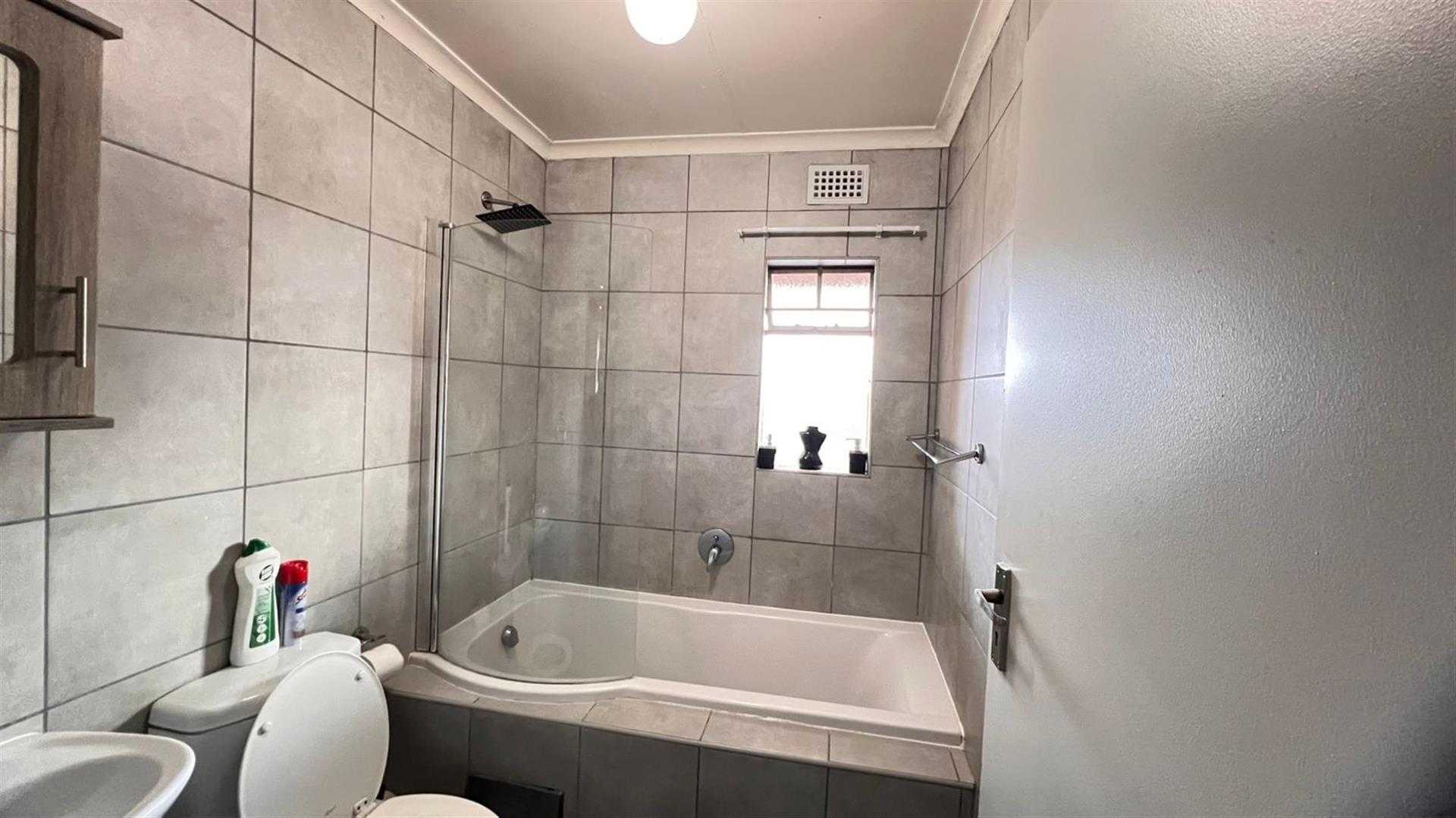 Apartment For Sale in Heuweloord, Centurion