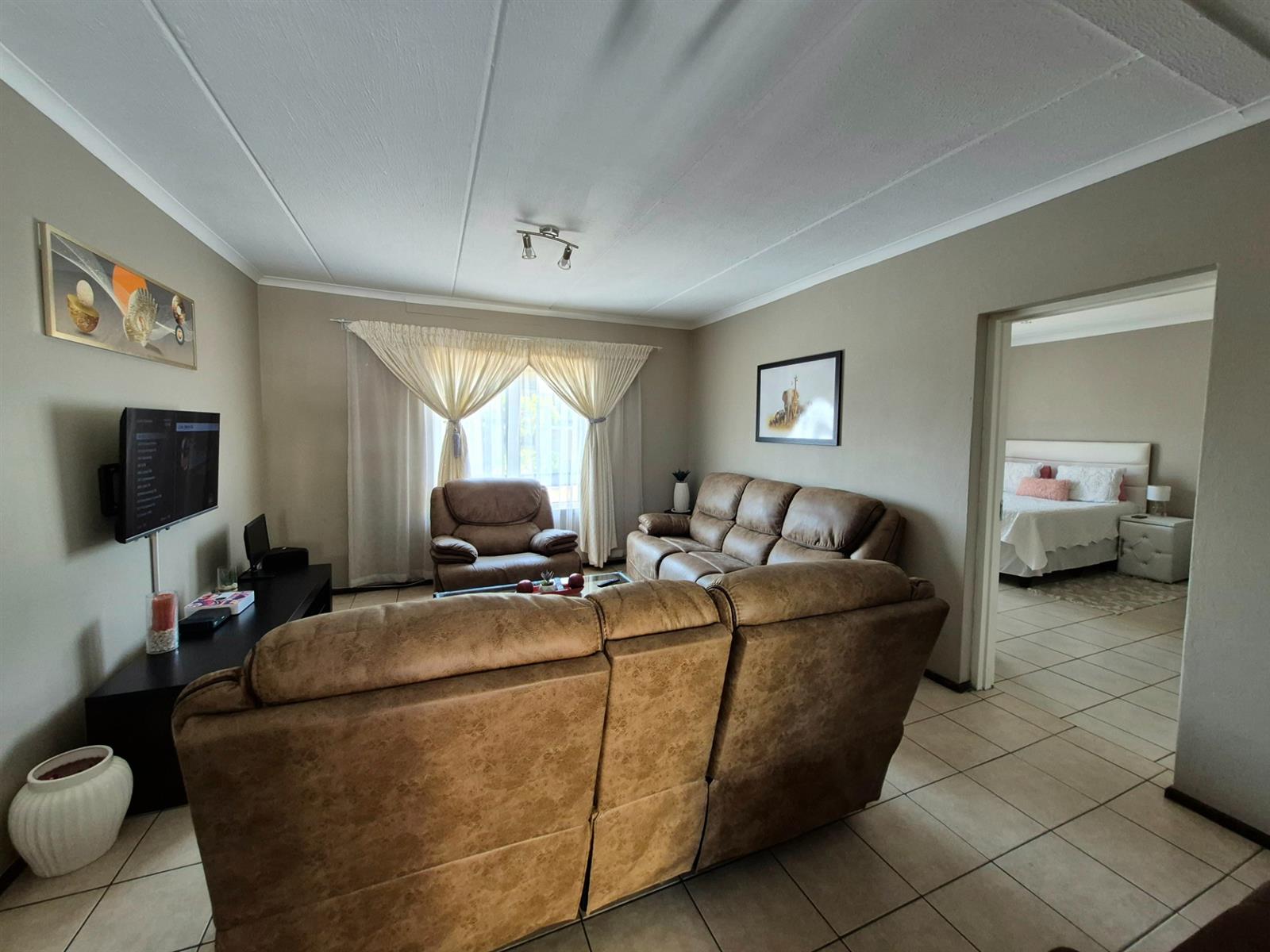 Spacious 2 Bedroom Apartment For Sale in Noordwyk