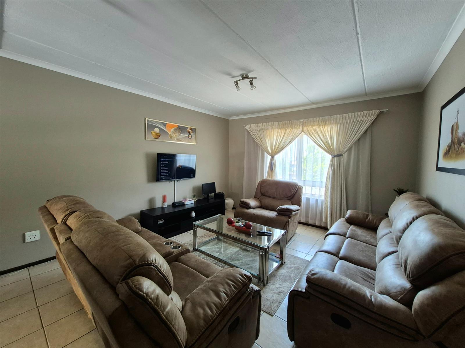 Spacious 2 Bedroom Apartment For Sale in Noordwyk