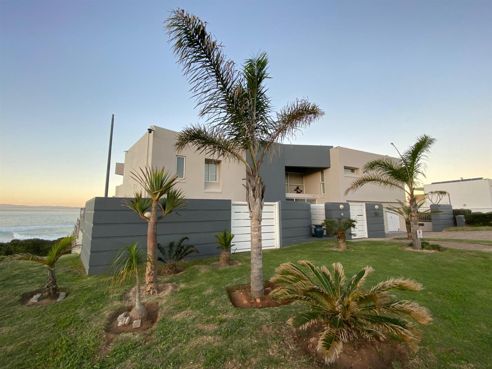 House for sale in Wavecrest, Jeffreys Bay, 637 m²