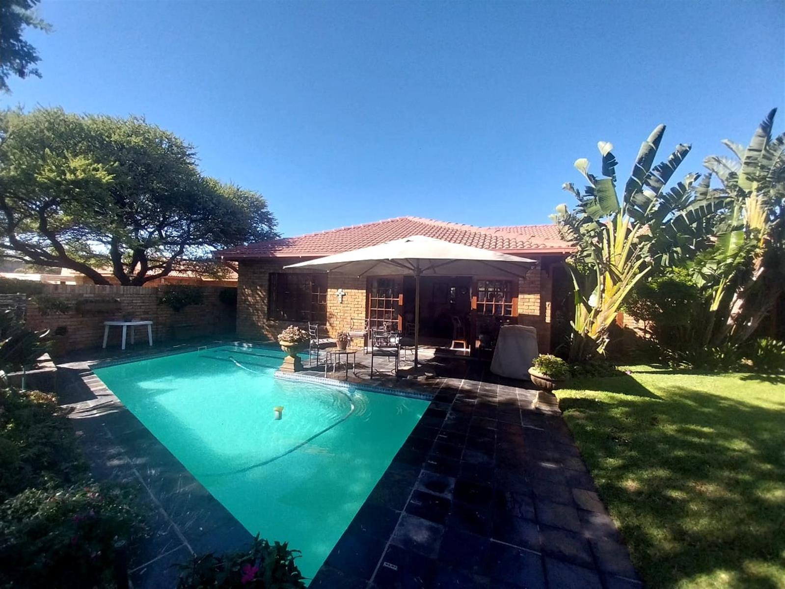 Beautiful Low-Maintenance 3-Bedroom Family Home in a Sought-After Area