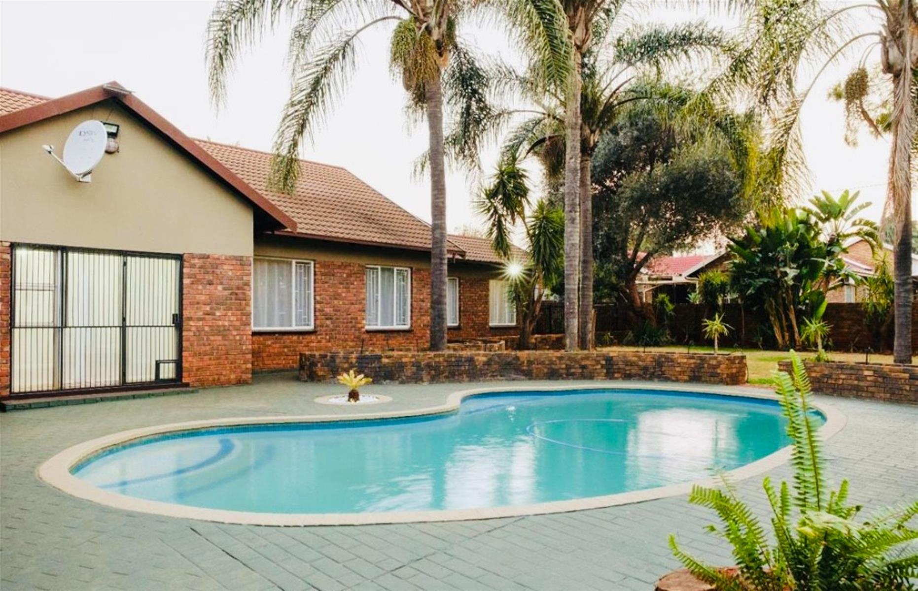 4 Bedroom House For Sale in Theresapark, Akasia