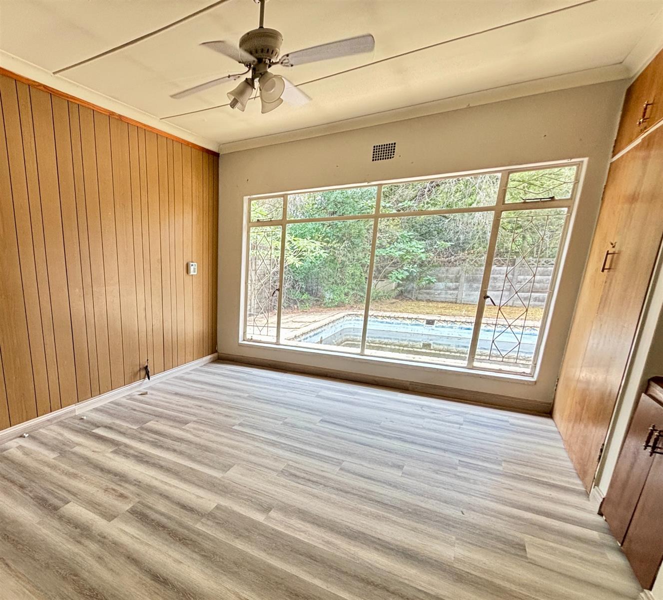 Prestigious Stadium-Area Family Home with Subdivision Potential and Income-Generating Flatle