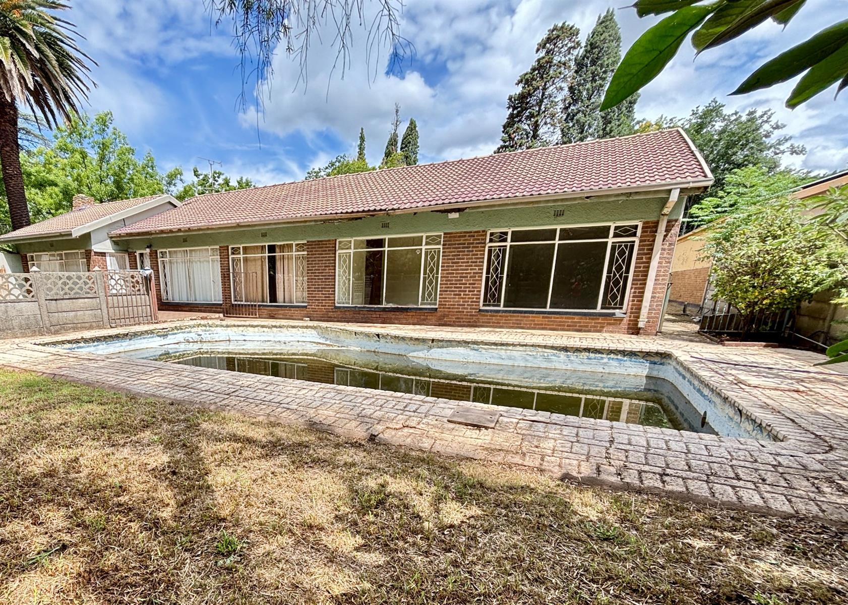 Prestigious Stadium-Area Family Home with Subdivision Potential and Income-Generating Flatle