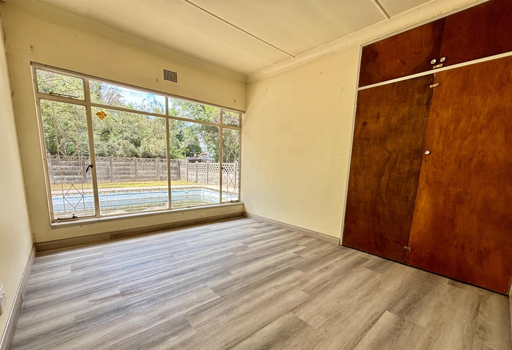 Prestigious Stadium-Area Family Home with Subdivision Potential and Income-Generating Flatle
