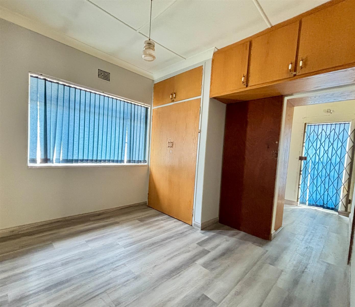 Prestigious Stadium-Area Family Home with Subdivision Potential and Income-Generating Flatle