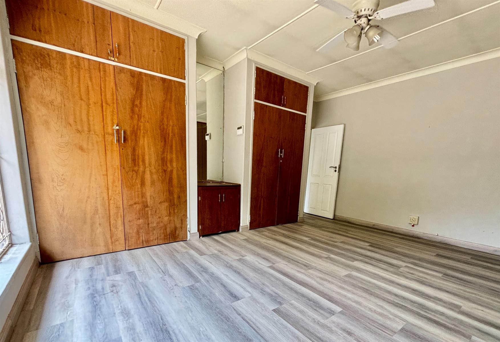 Prestigious Stadium-Area Family Home with Subdivision Potential and Income-Generating Flatle