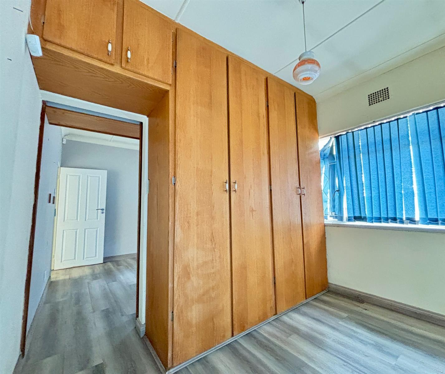 Prestigious Stadium-Area Family Home with Subdivision Potential and Income-Generating Flatle