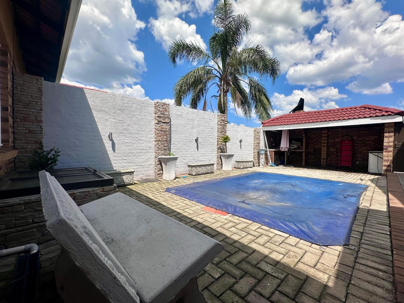 Townhouse for sale in Huttenheights, Newcastle, KwaZulu Natal