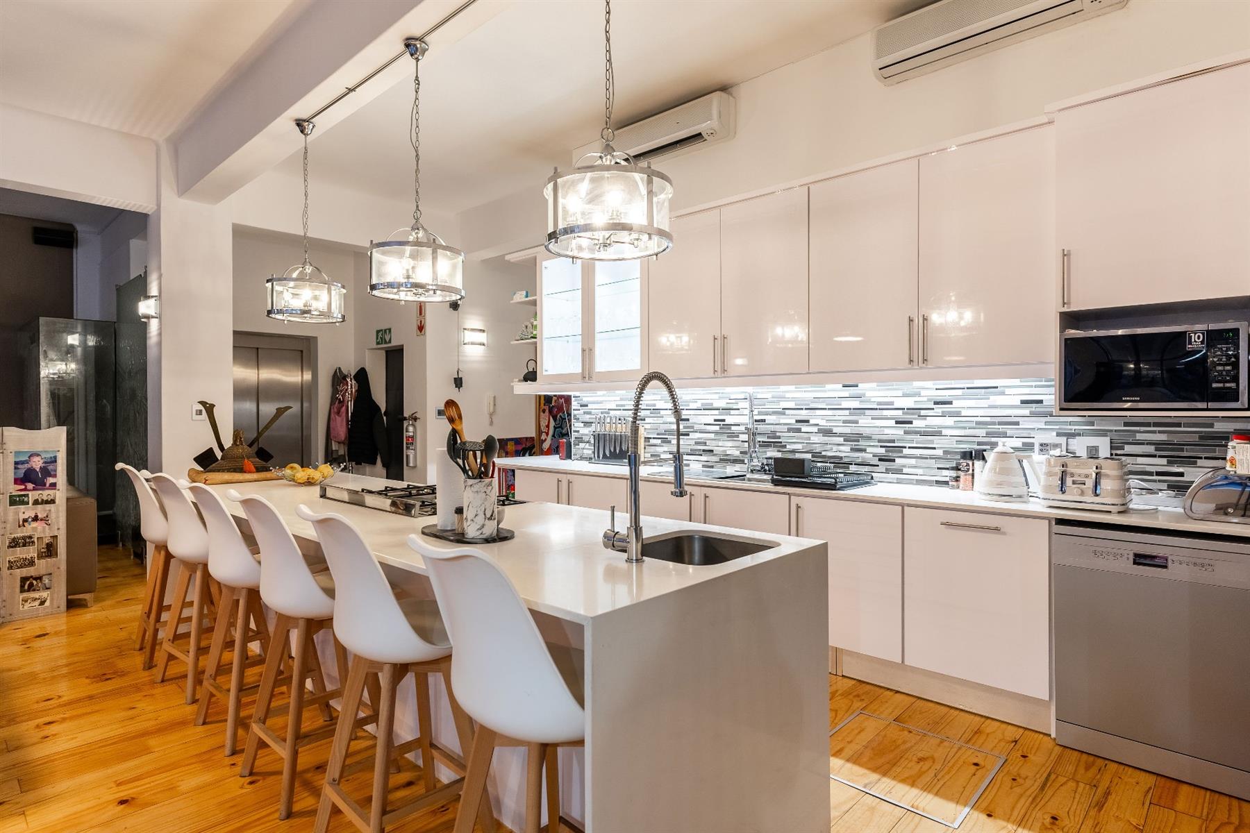 Spacious Urban Loft - Fully Furnished Airbnb-Ready