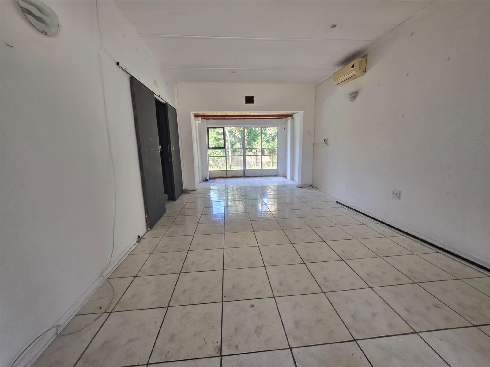 Garden Cottage and Pool close to school!