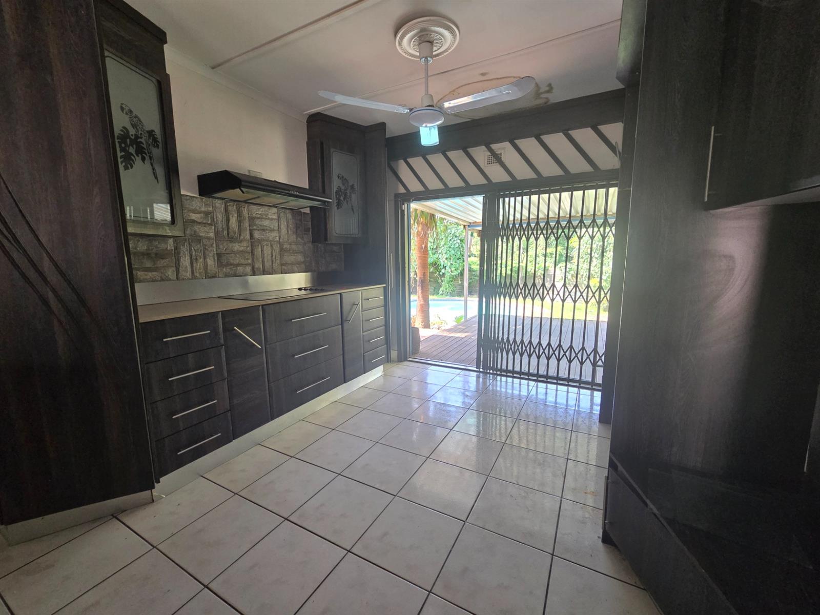 Garden Cottage and Pool close to school!