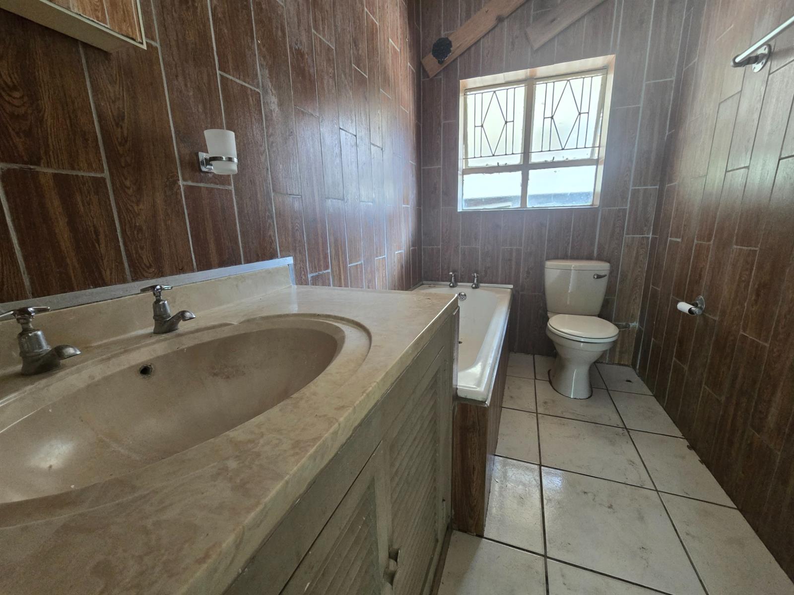 Garden Cottage and Pool close to school!
