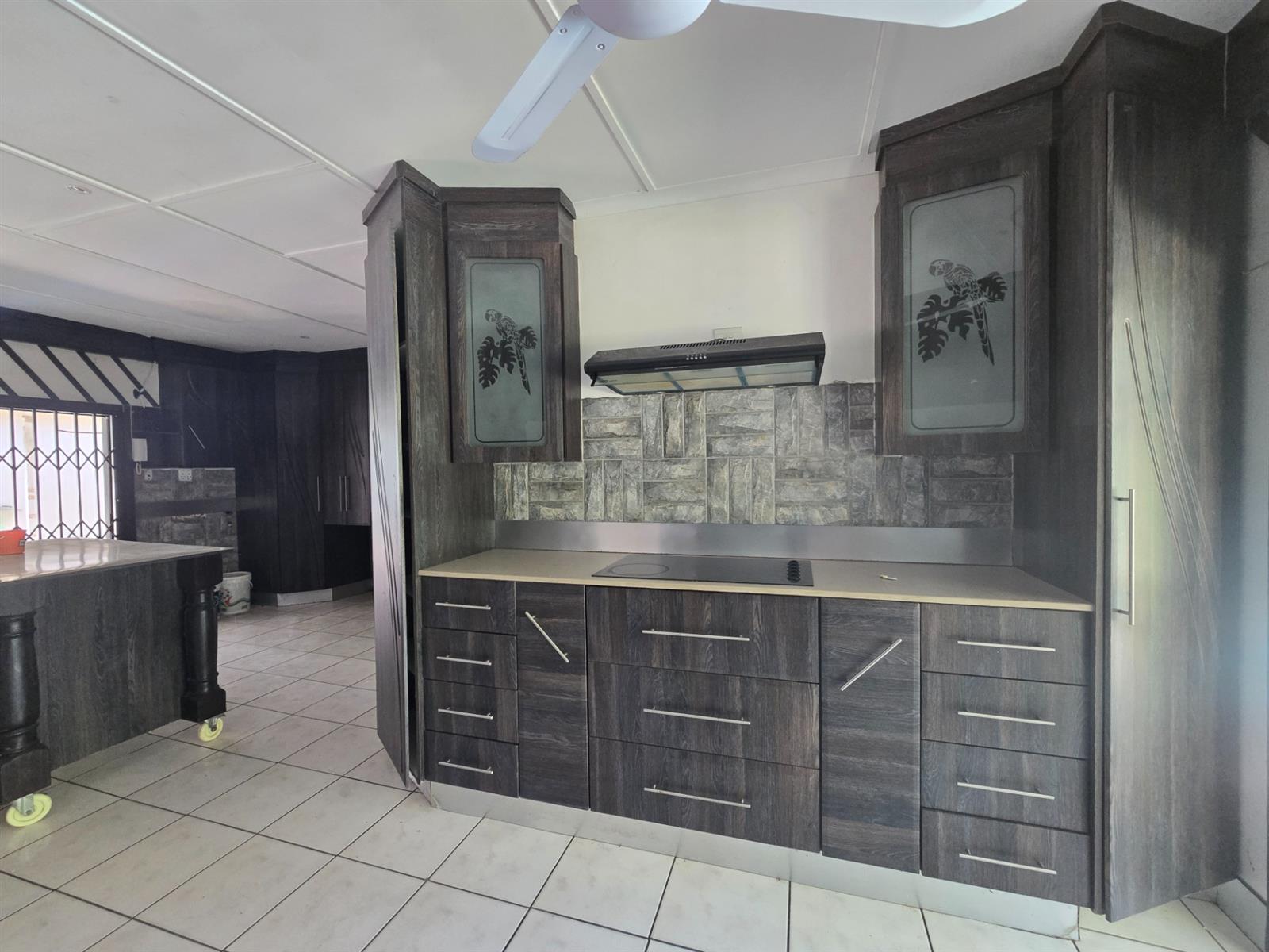 Garden Cottage and Pool close to school!