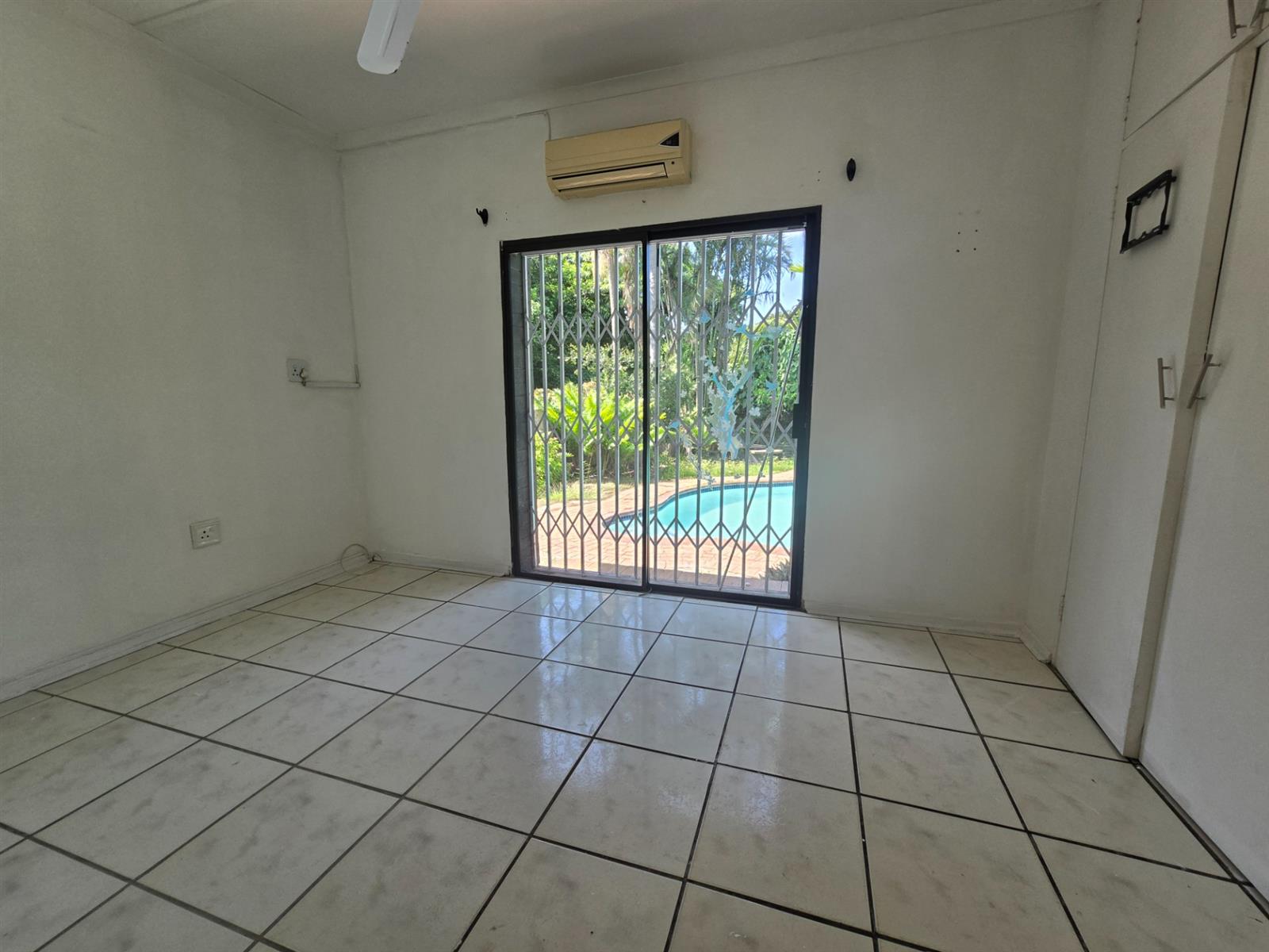 Garden Cottage and Pool close to school!