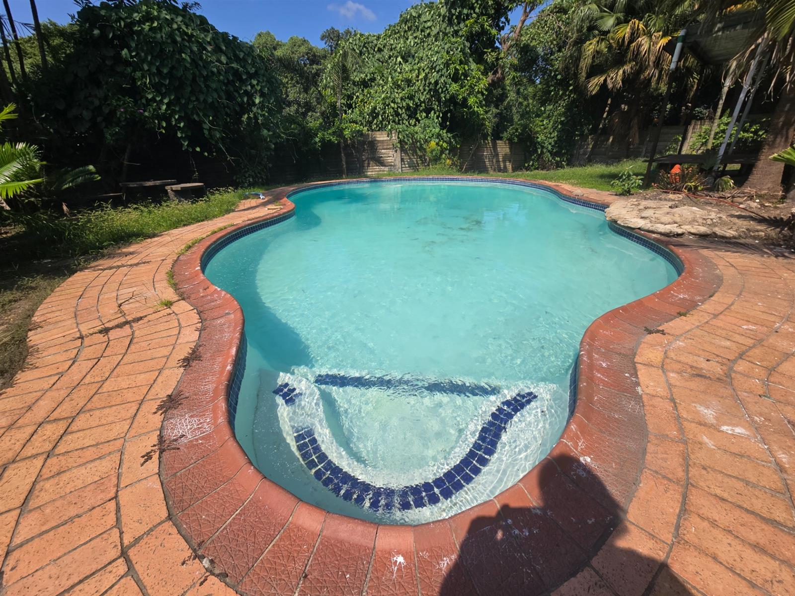 Garden Cottage and Pool close to school!