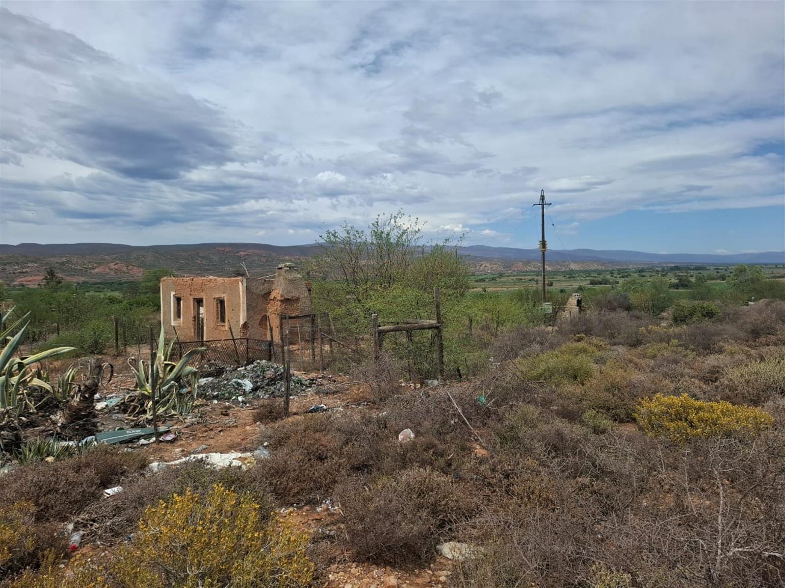 Discover the peaceful charm of De Hoop, a rural haven just outside Oudtshoorn.