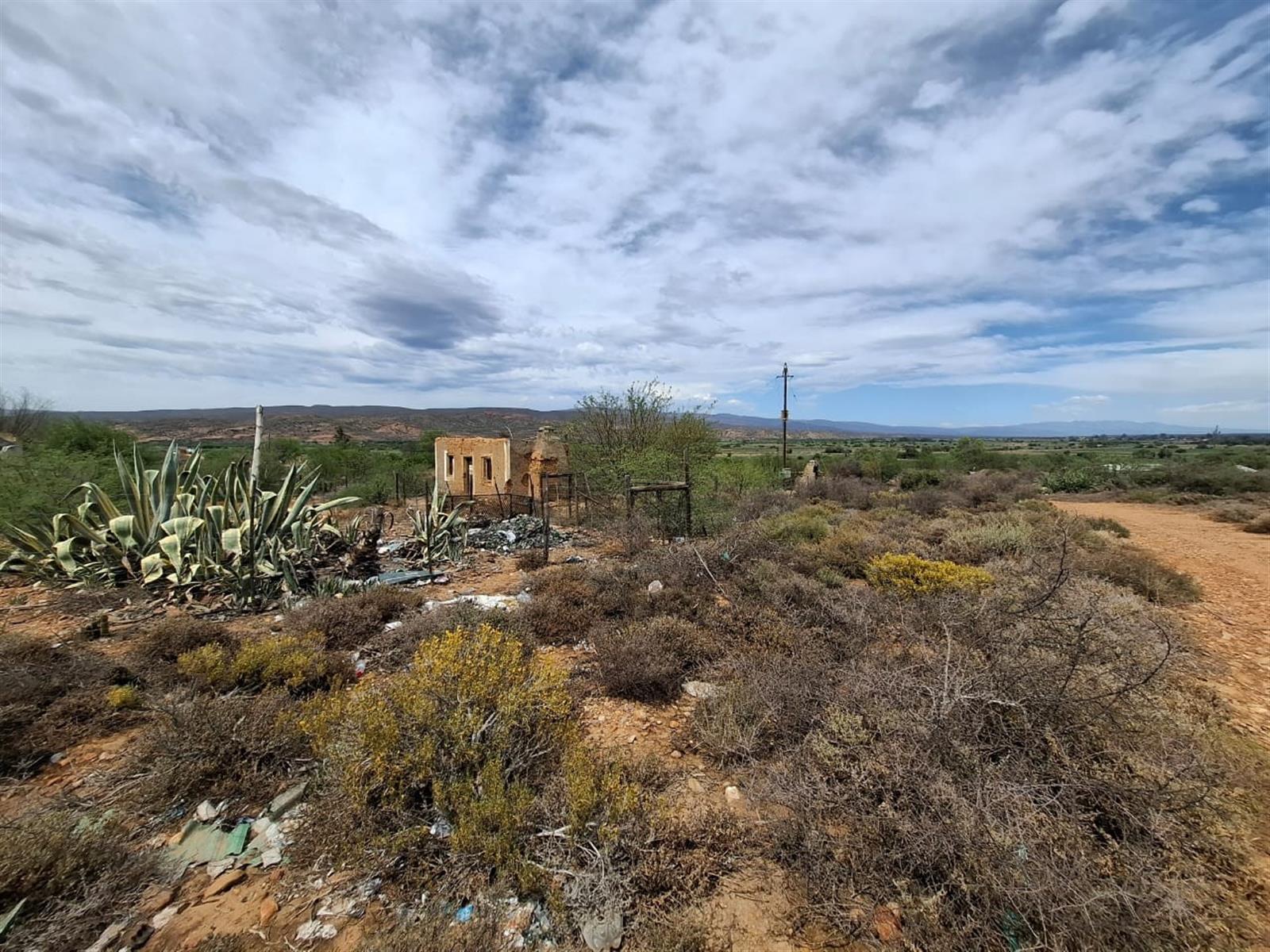 Discover the peaceful charm of De Hoop, a rural haven just outside Oudtshoorn.