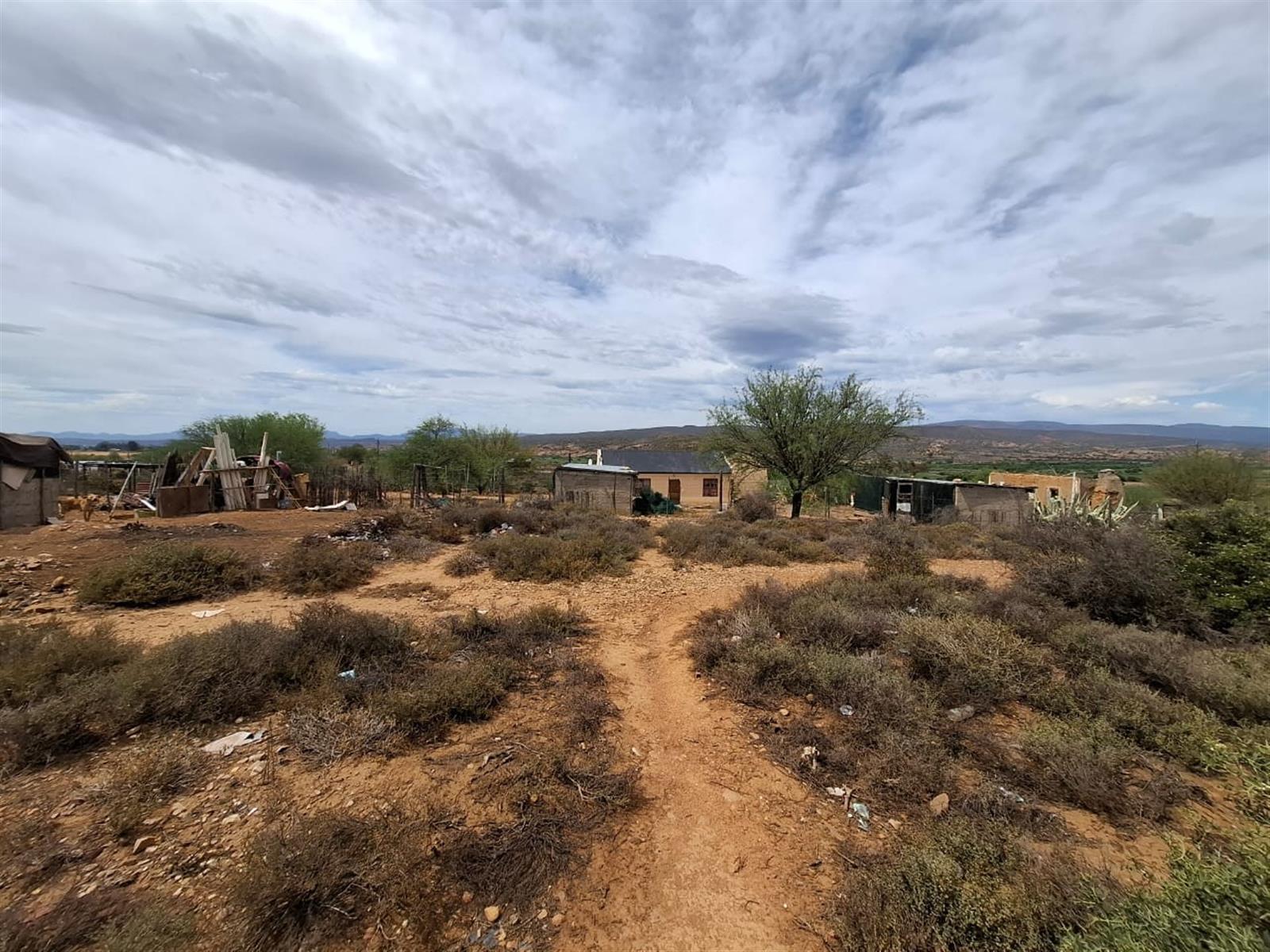Discover the peaceful charm of De Hoop, a rural haven just outside Oudtshoorn.