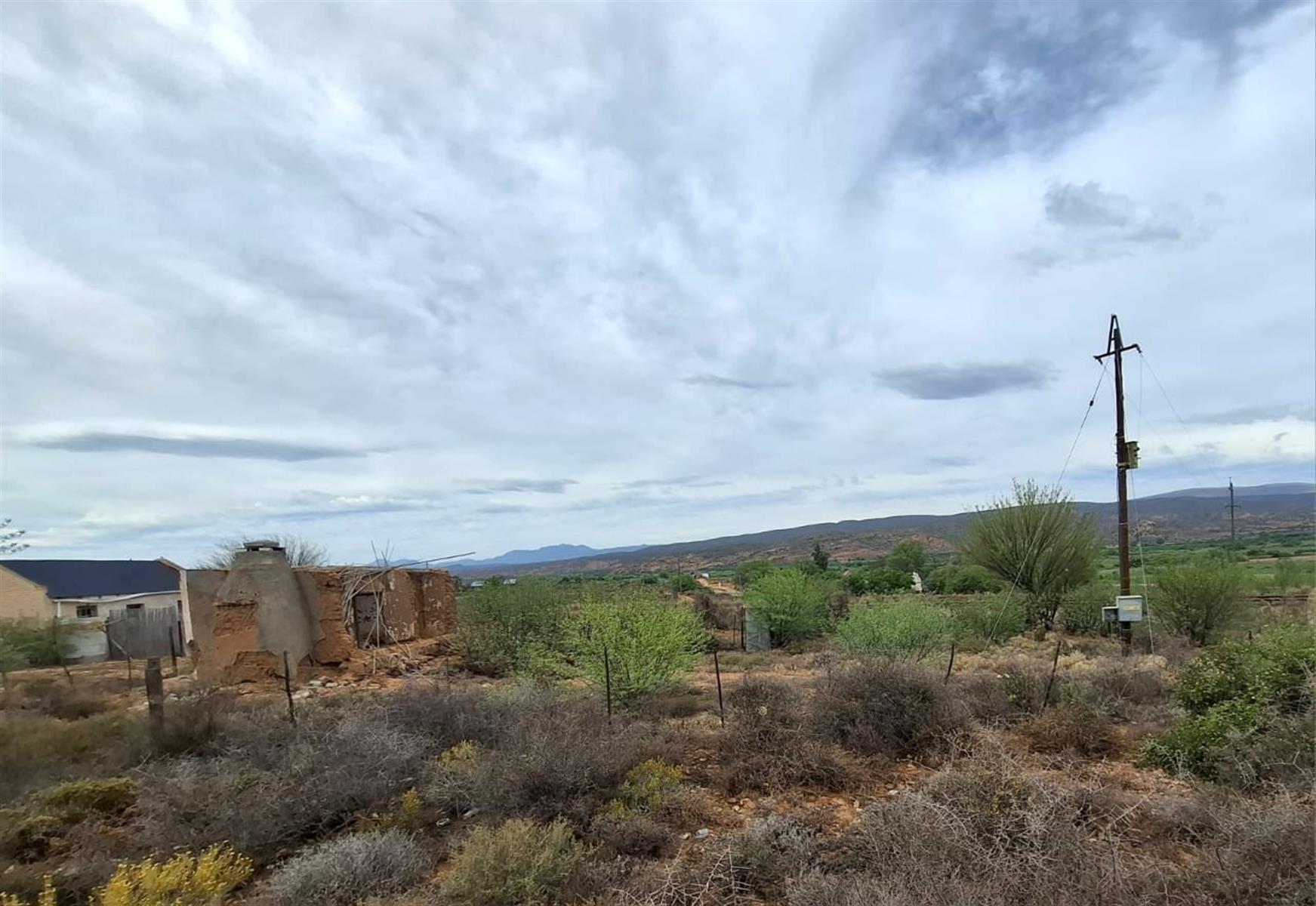 Discover the peaceful charm of De Hoop, a rural haven just outside Oudtshoorn.