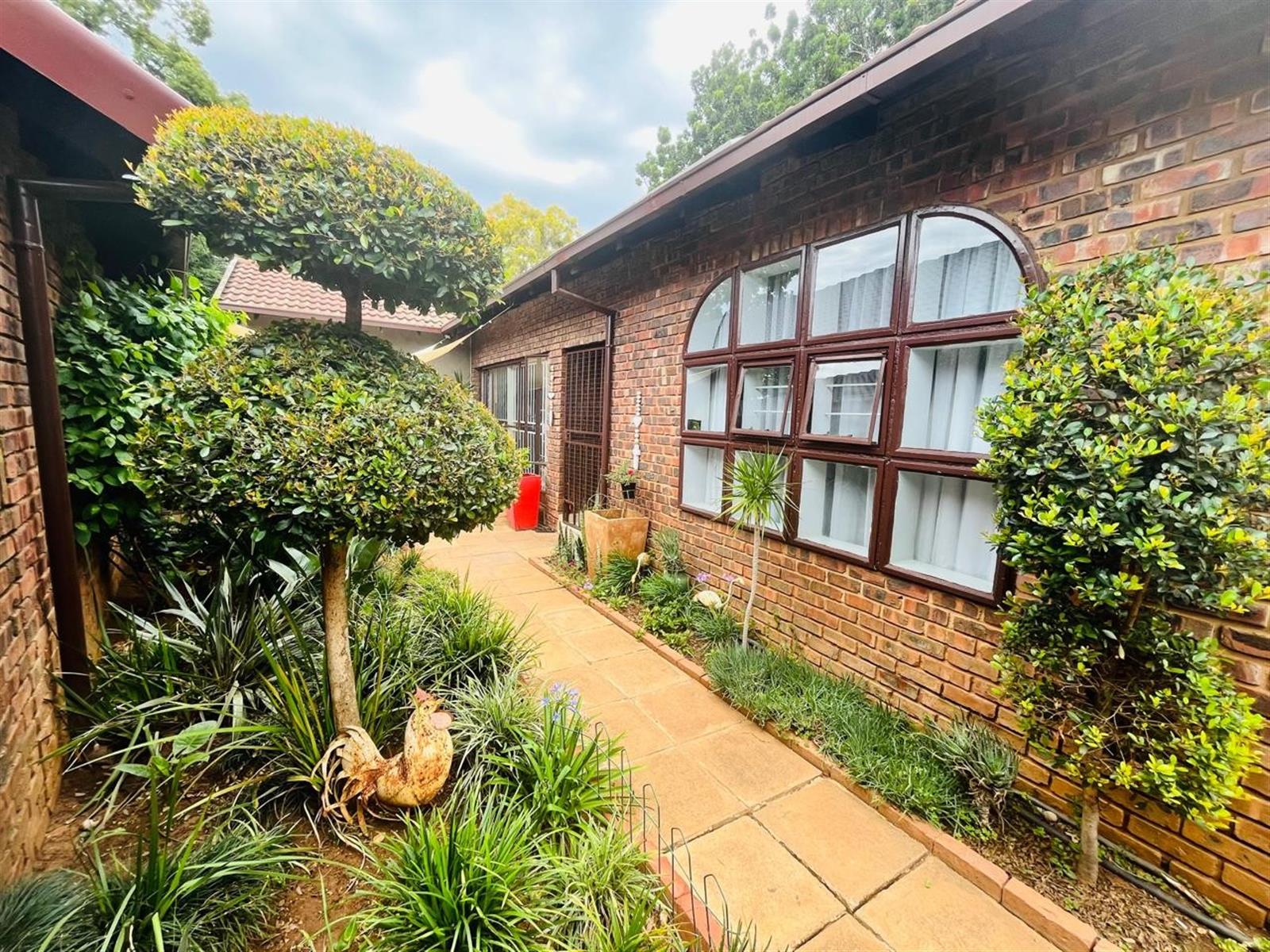 6 Bedroom House For Sale in Theresapark, Akasia
