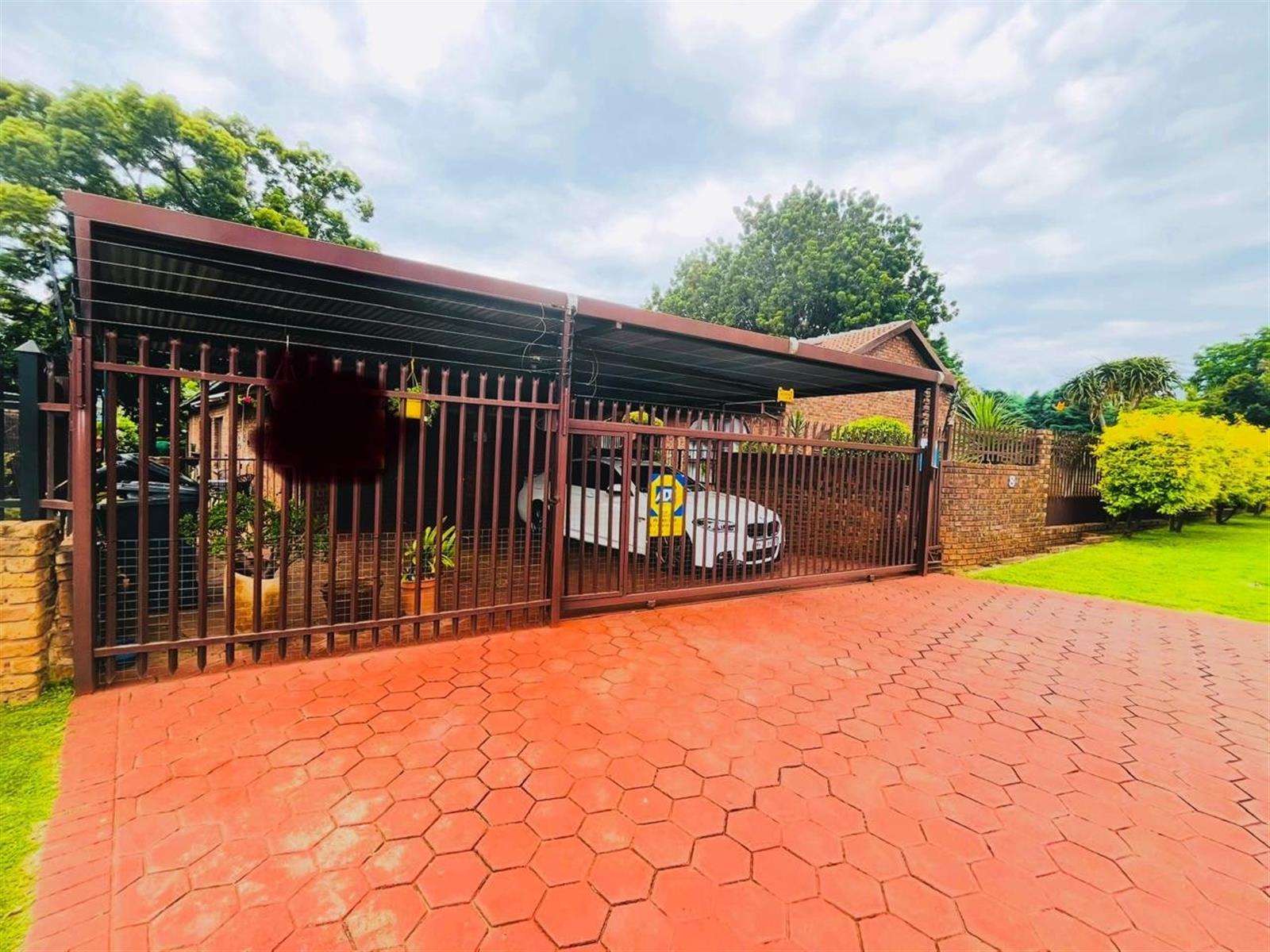 6 Bedroom House For Sale in Theresapark, Akasia