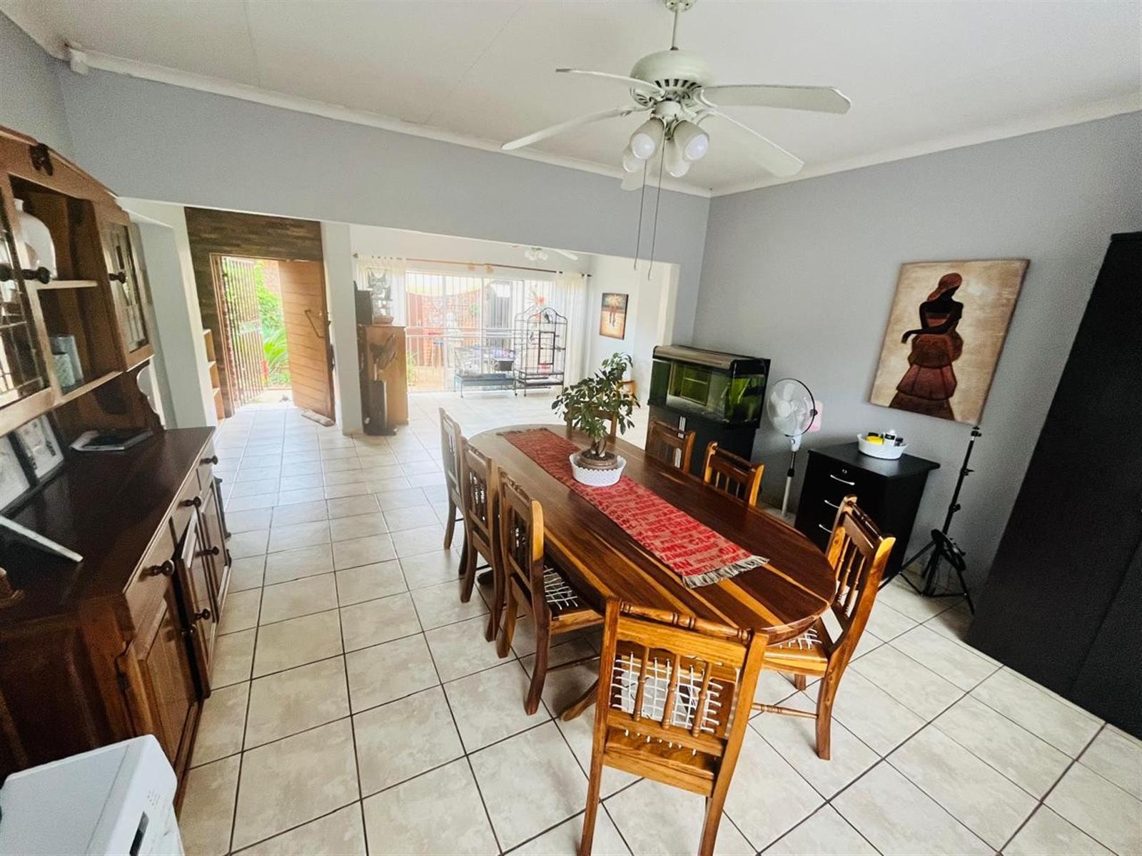 6 Bedroom House For Sale in Theresapark, Akasia