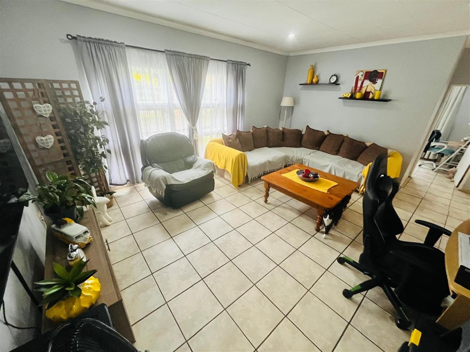 6 Bedroom House For Sale in Theresapark, Akasia
