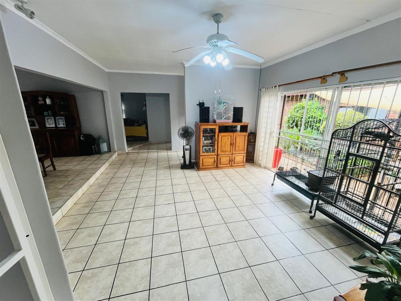 6 Bedroom House For Sale in Theresapark, Akasia