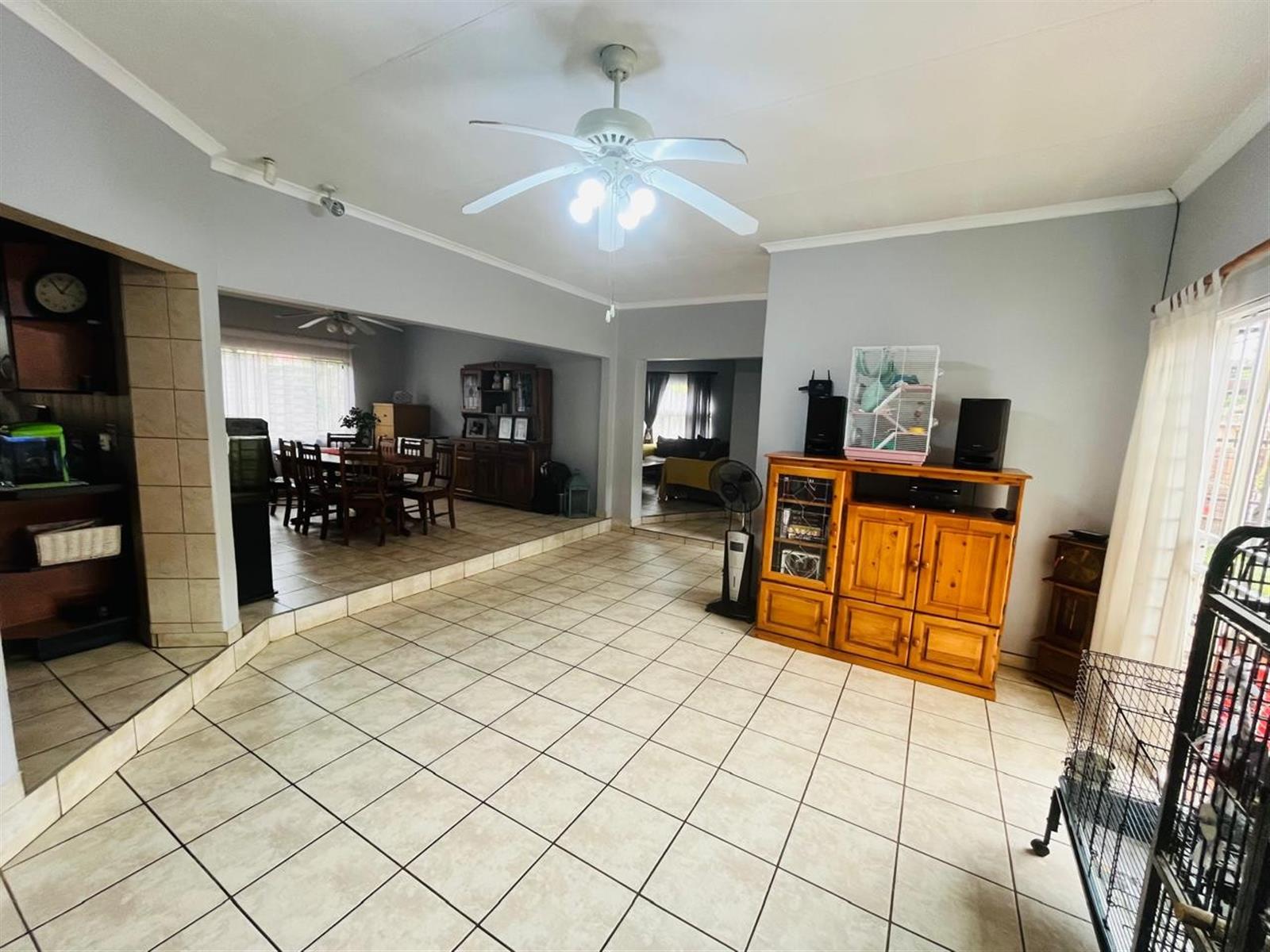 6 Bedroom House For Sale in Theresapark, Akasia