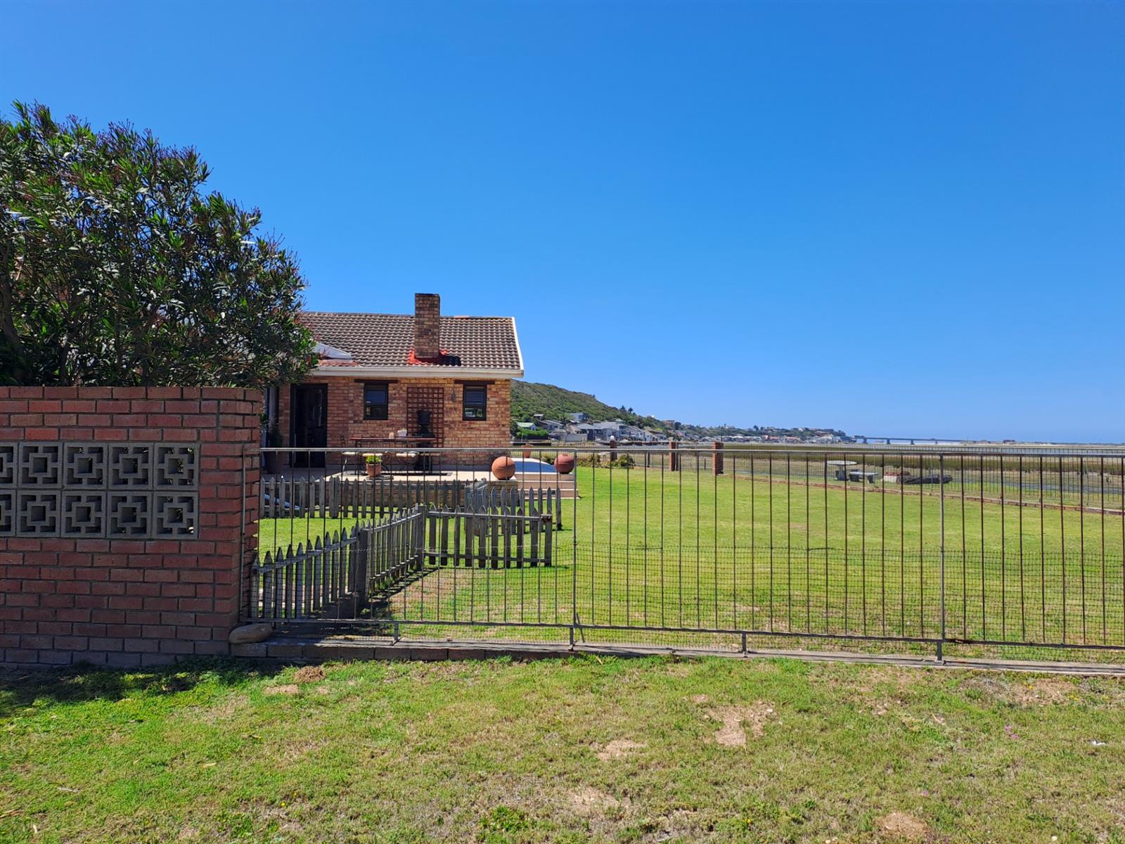 Stunning 5 Bedroom property plus 1 Bedroom flat for sale in Amsterdamhoek