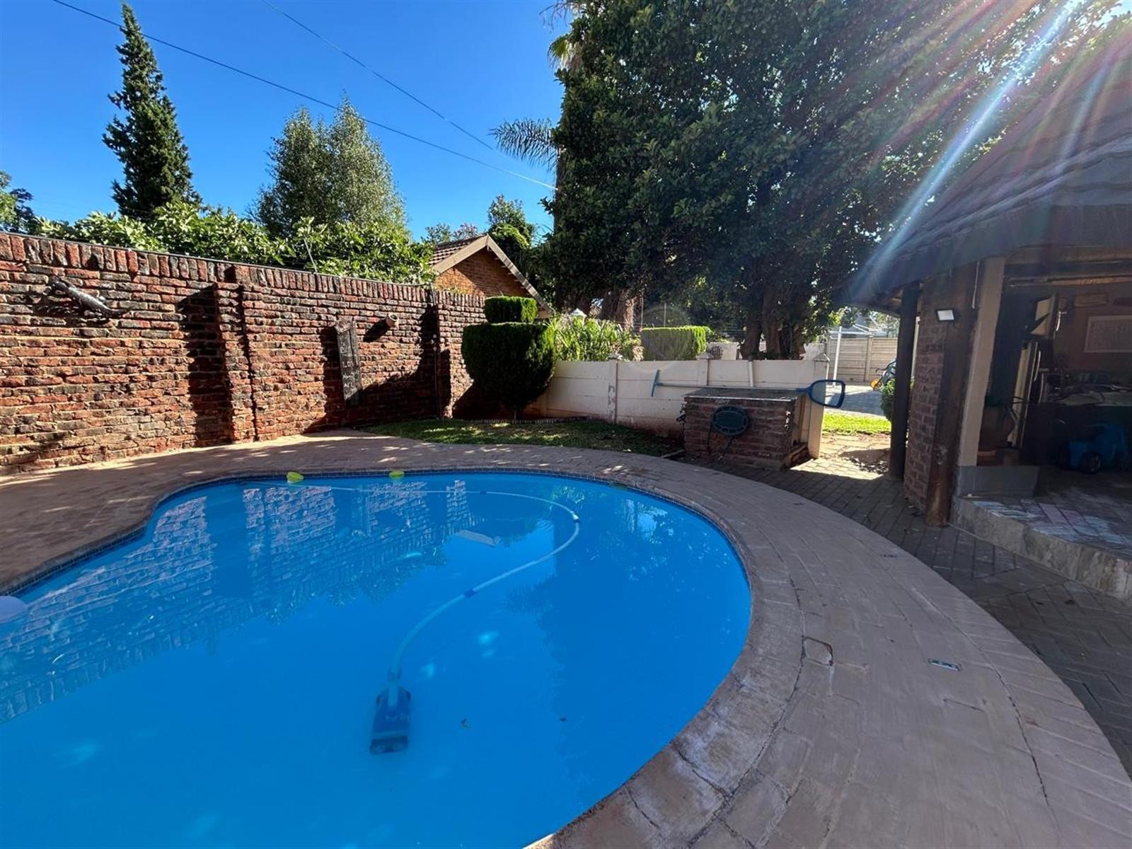 ☀️ Monument Heights Oasis: Sparkling Pool, Solar Power, and Endless Family Fun Awaits!