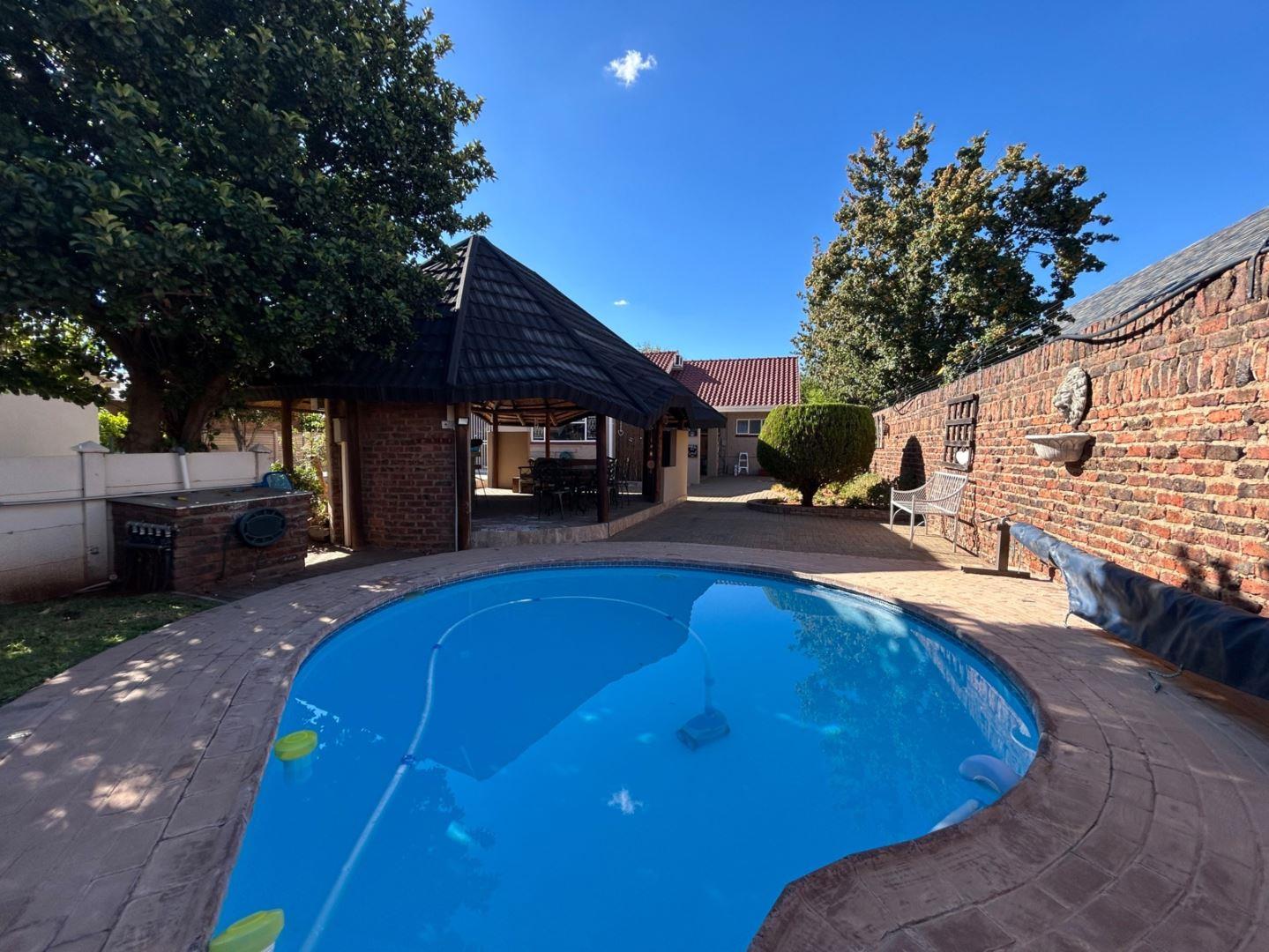 ☀️ Monument Heights Oasis: Sparkling Pool, Solar Power, and Endless Family Fun Awaits!