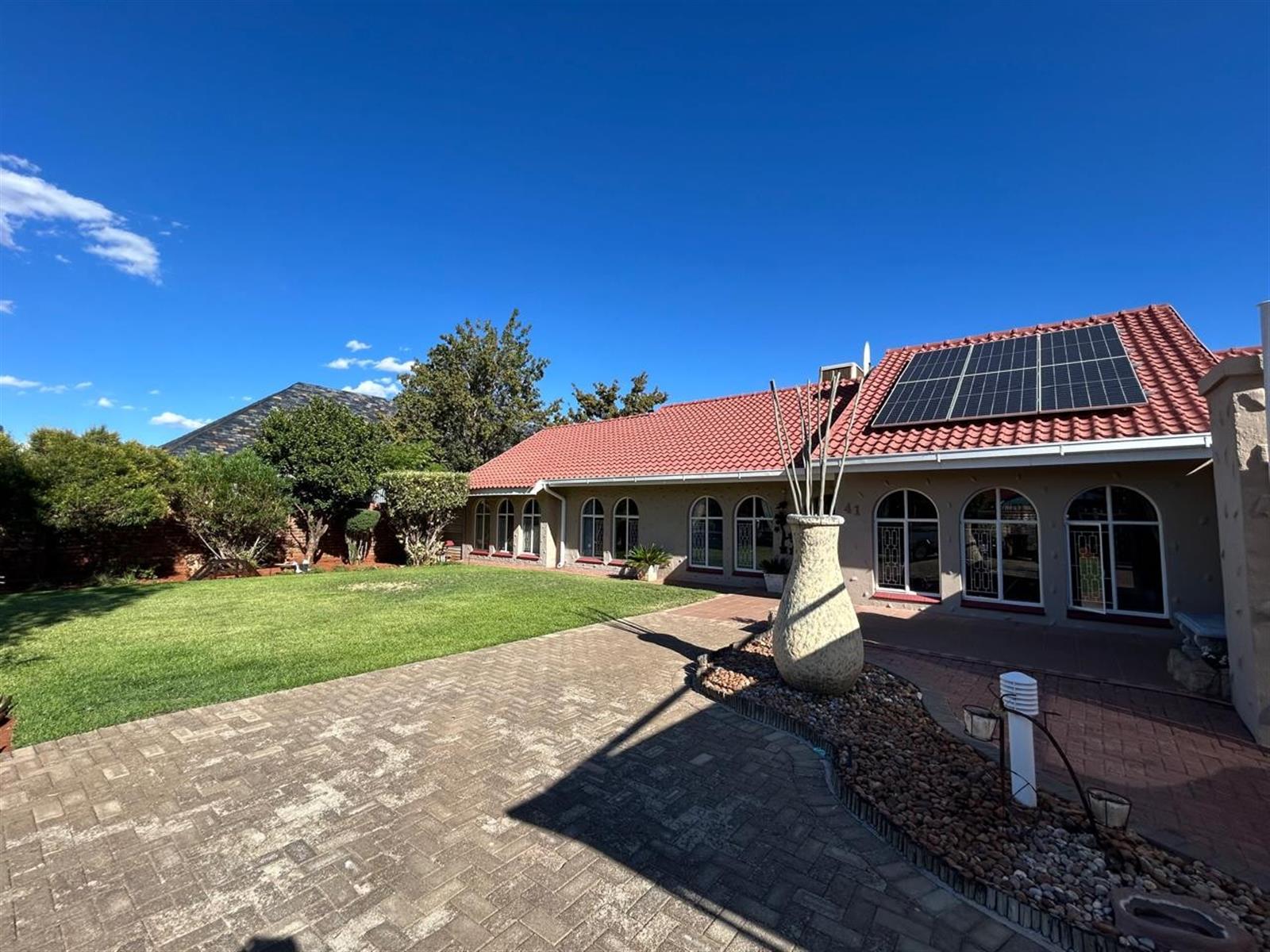 ☀️ Monument Heights Oasis: Sparkling Pool, Solar Power, and Endless Family Fun Awaits!