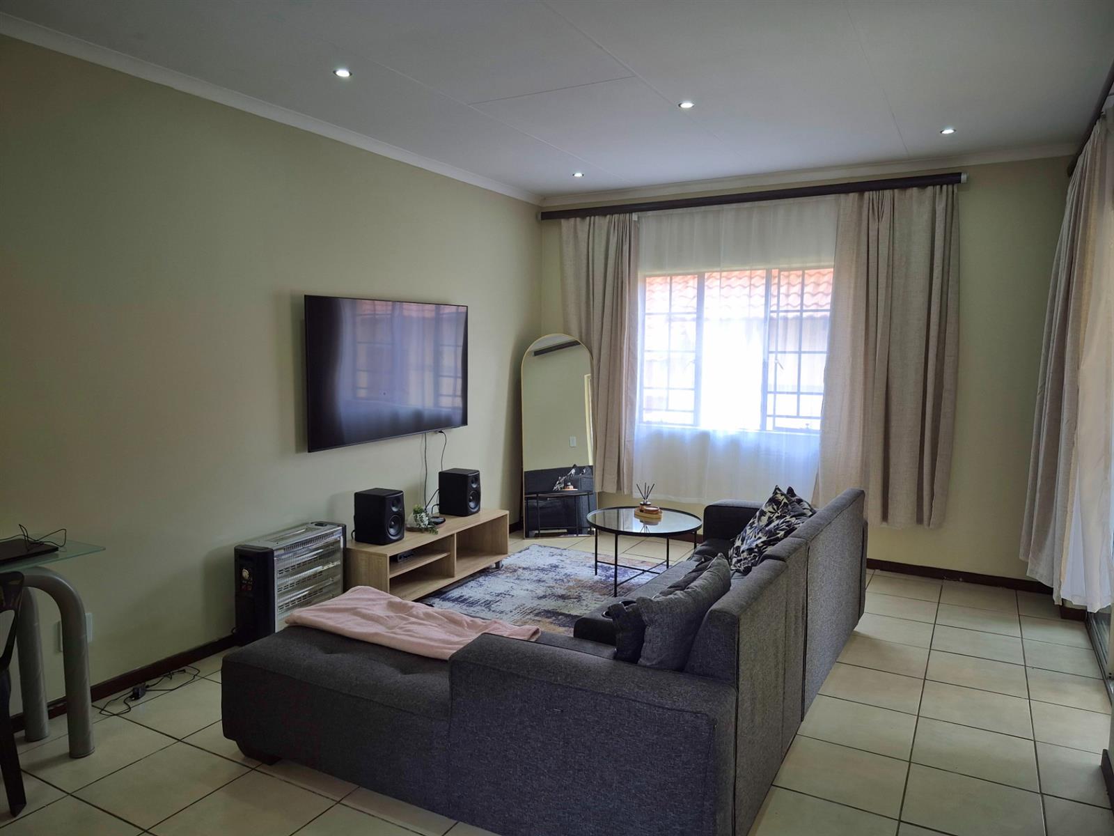 Spacious and Secure 3-Bedroom Townhouse in Prime Mooikloof Ridge