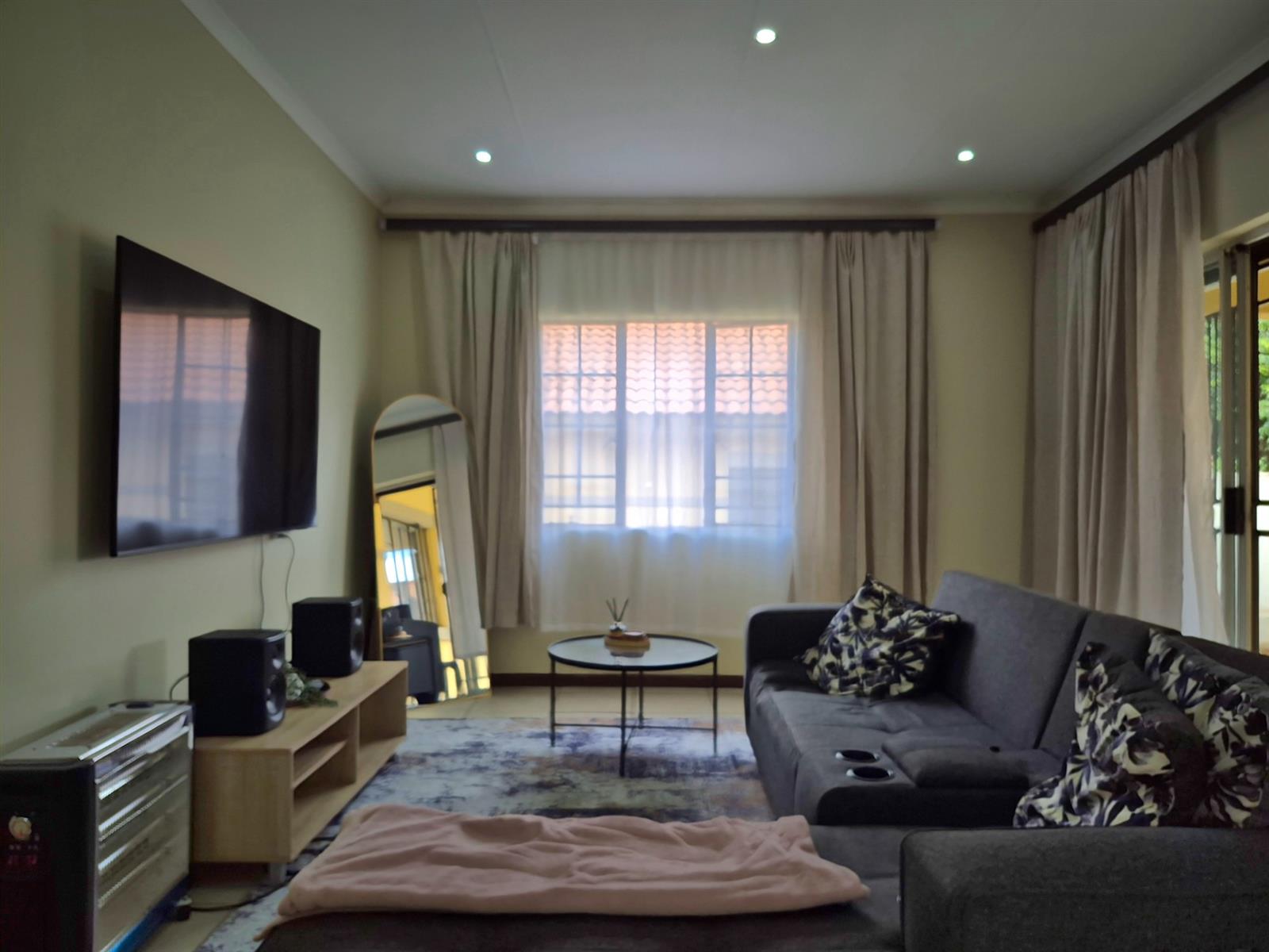 Spacious and Secure 3-Bedroom Townhouse in Prime Mooikloof Ridge