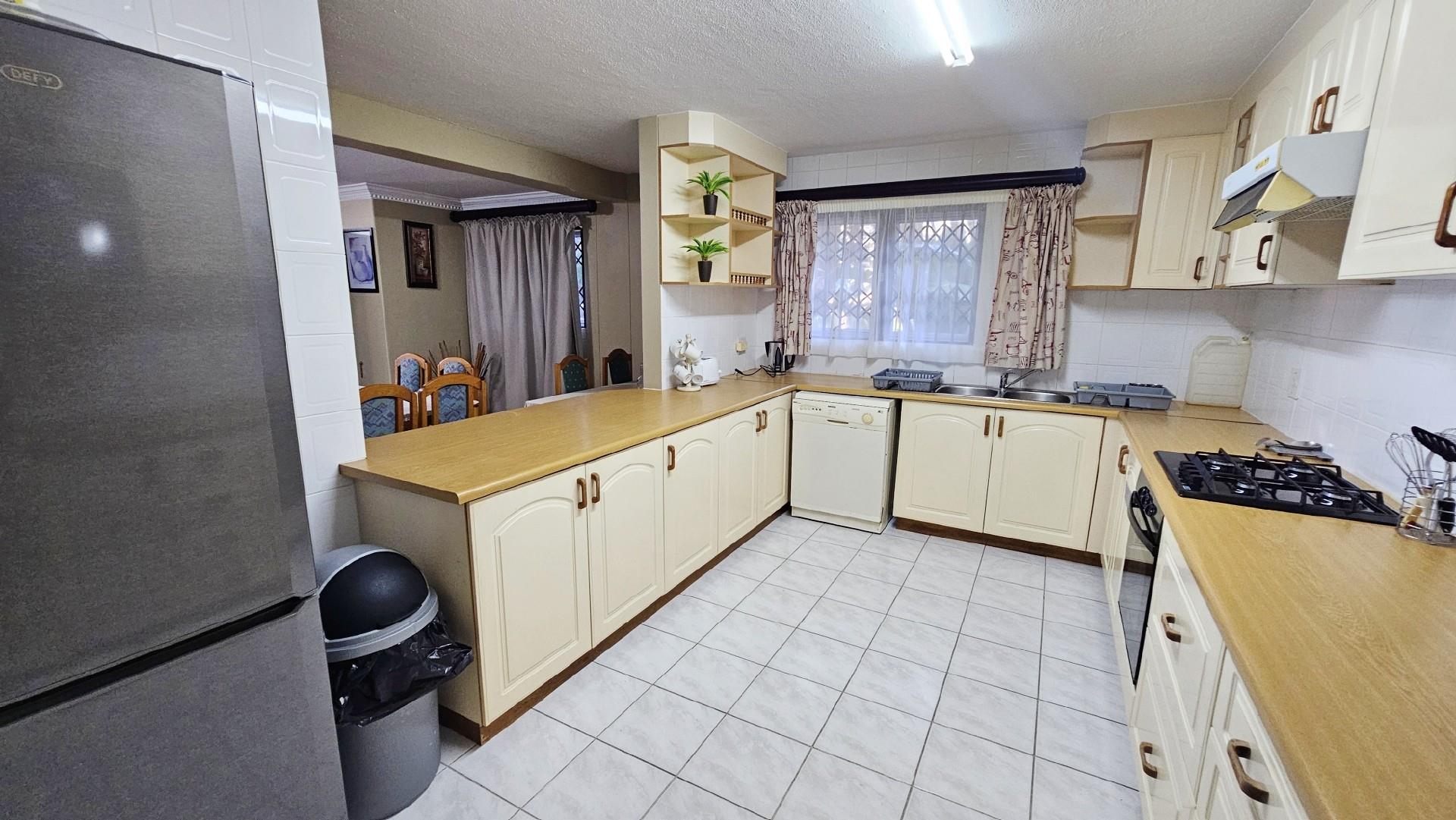 Spacious, fully furnished Apartment For Sale in Margate, KwaZulu Natal