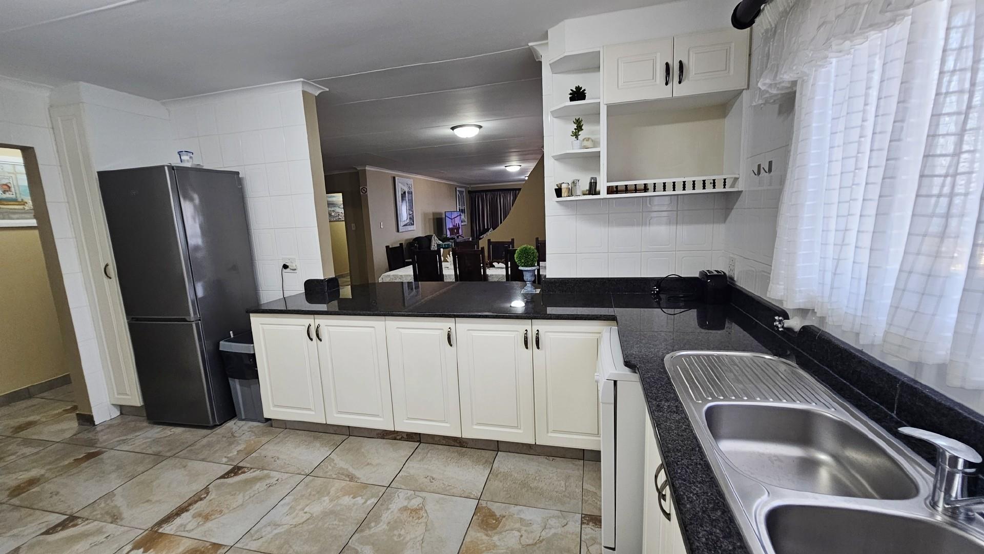 Very Spacious 4 bedroom Apartment with beautiful sea views, for sale in Margate, KwaZulu Natal