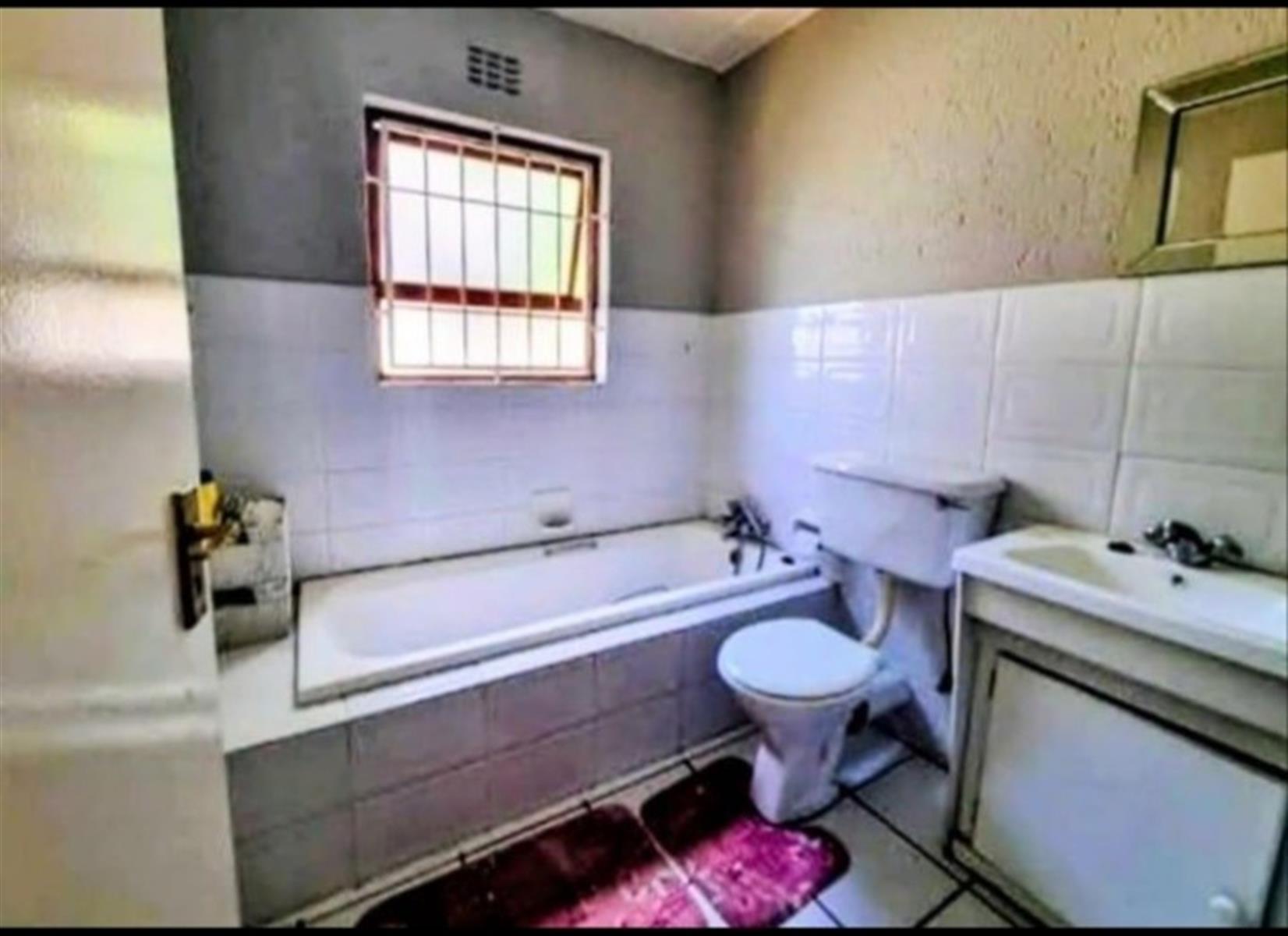 Duplex For Sale in Constantia Kloof, Roodepoort