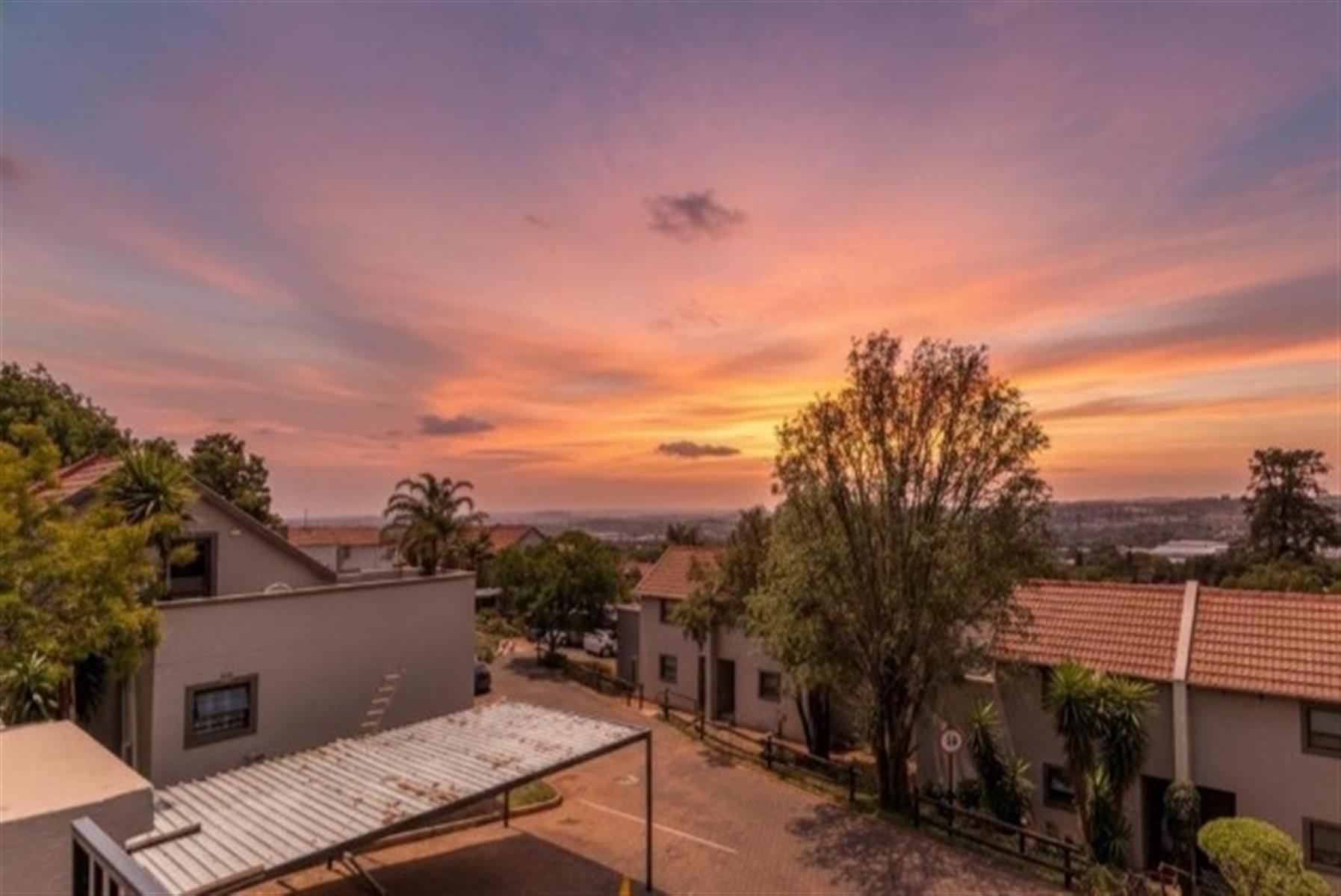 Duplex For Sale in Constantia Kloof, Roodepoort
