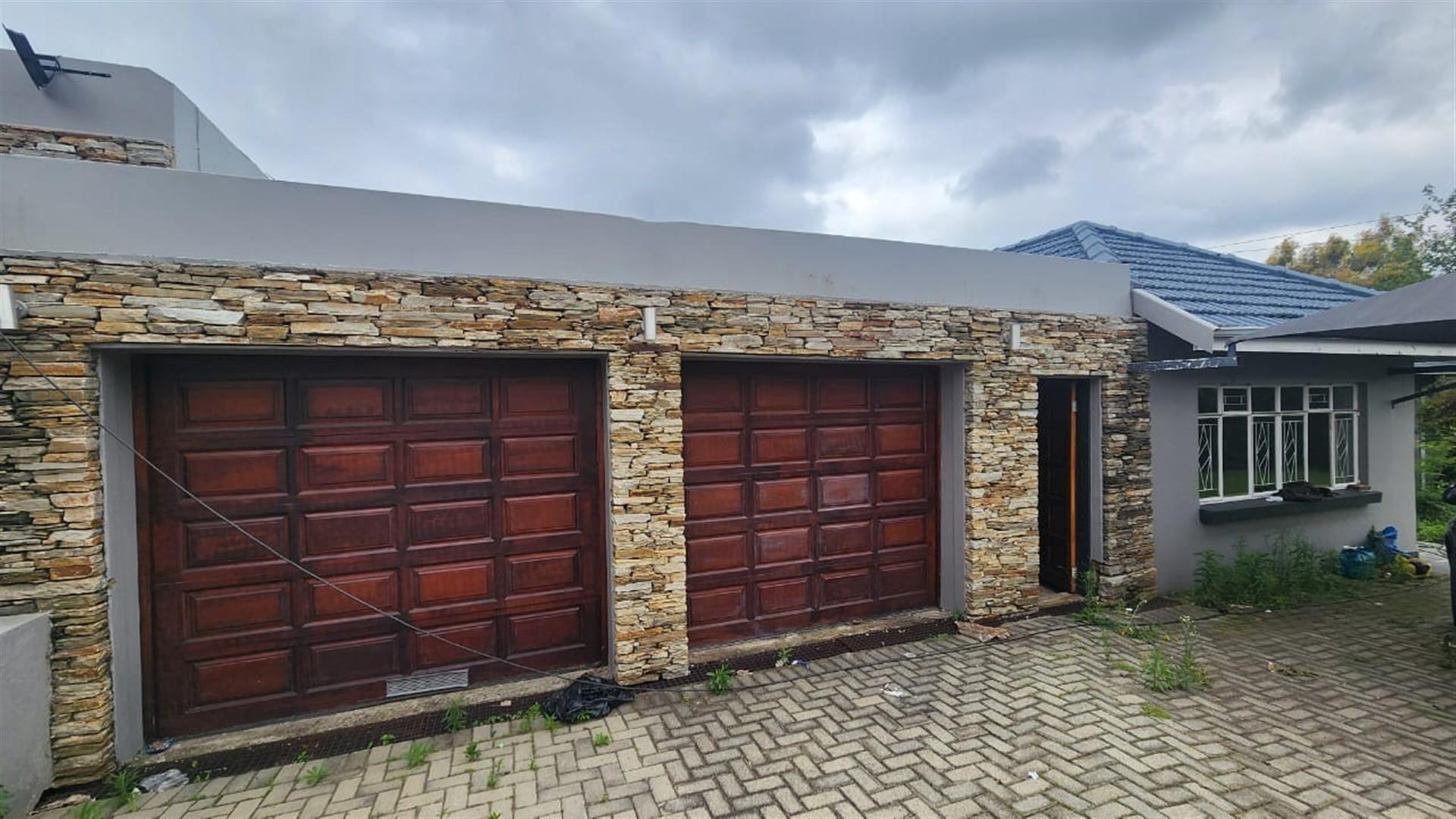 3 bedroom 2 bathroom House For Sale in Florida North, Roodepoort